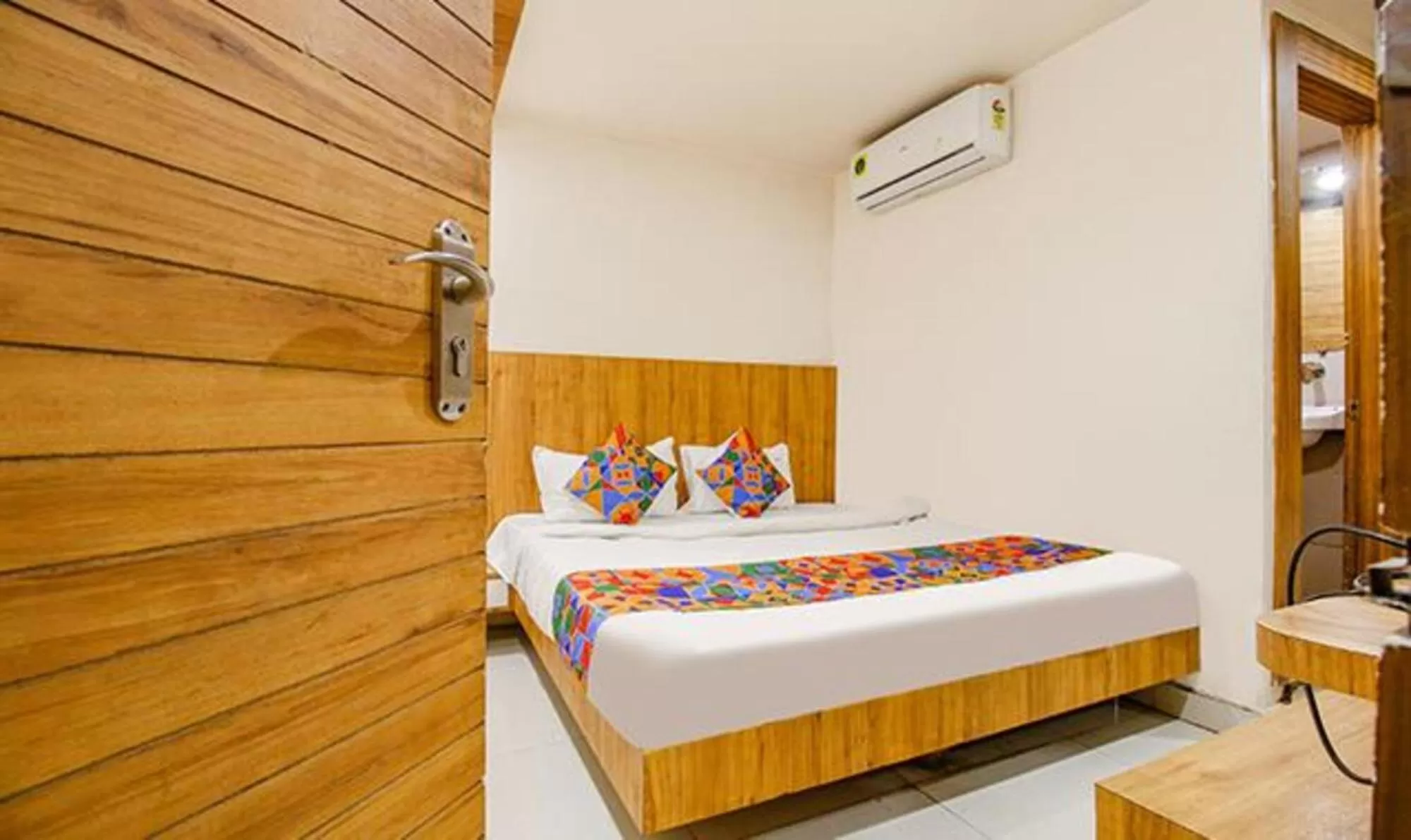 Photo of the whole room, Bed in Via Sunshine Regency