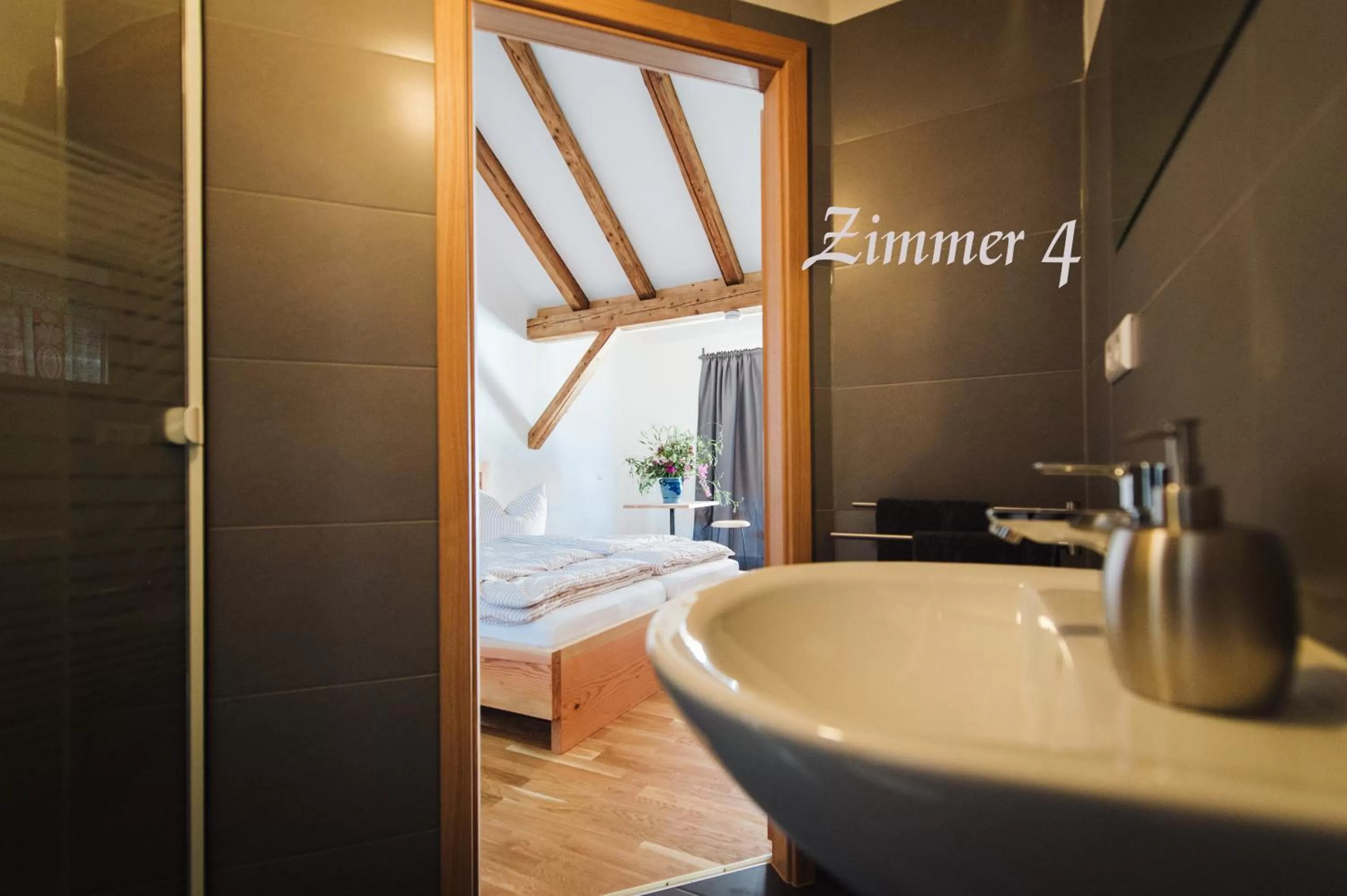 Bathroom, Bed in Alte Kass Hotel & Kaffeehaus