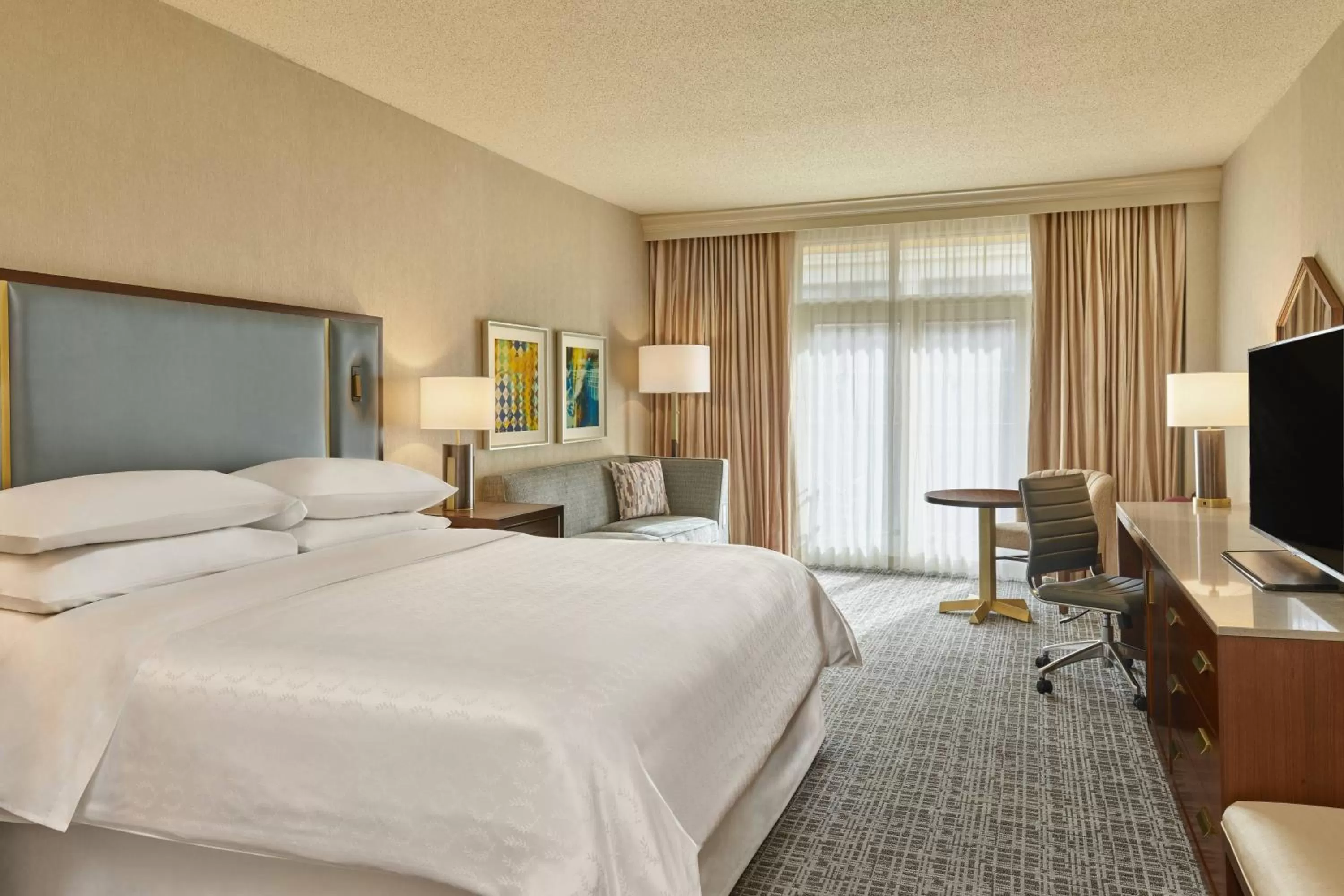 Photo of the whole room, Bed in Sheraton Music City Nashville Airport