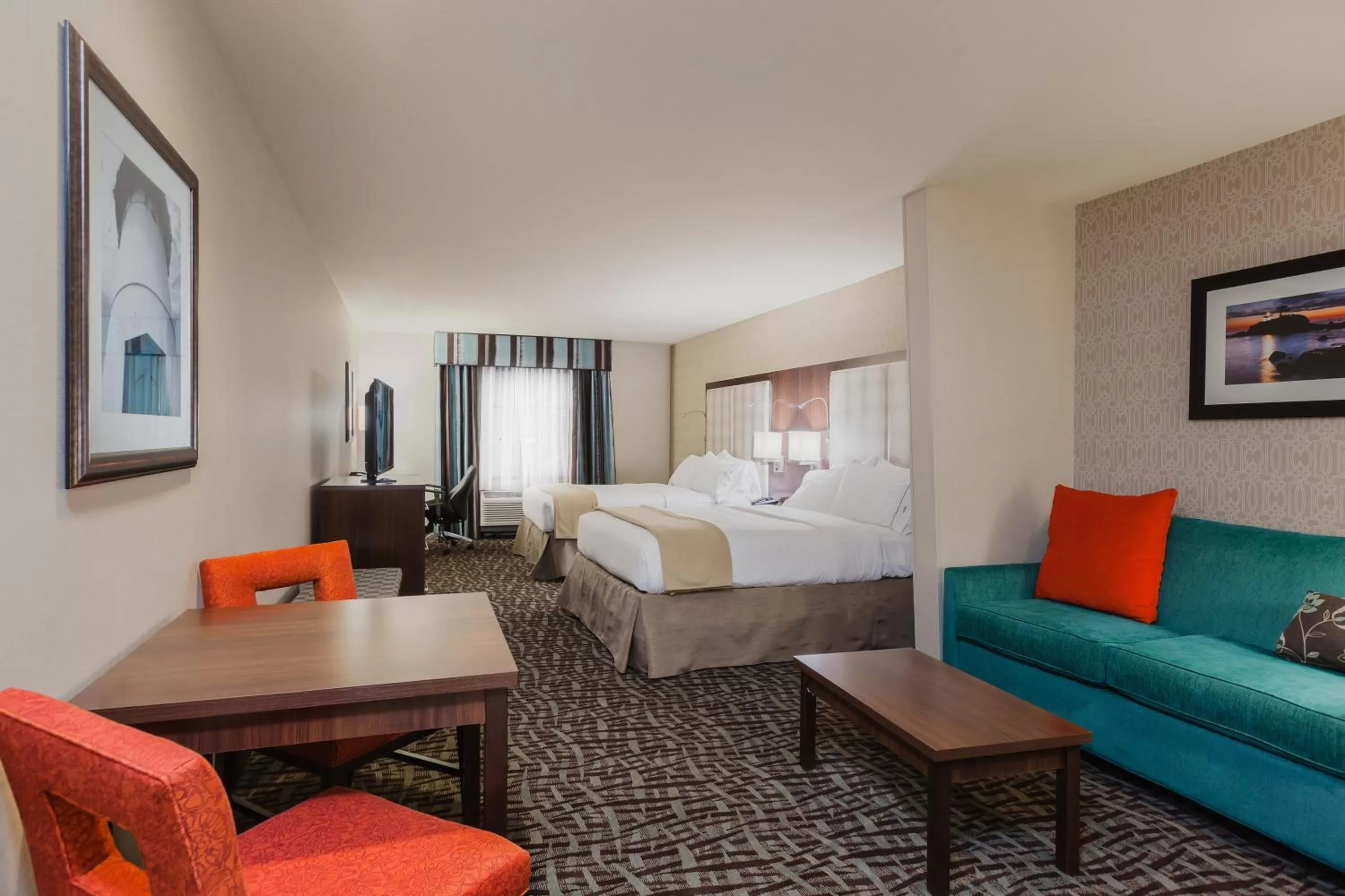 Photo of the whole room, Bed in Holiday Inn Express & Suites Eureka by IHG
