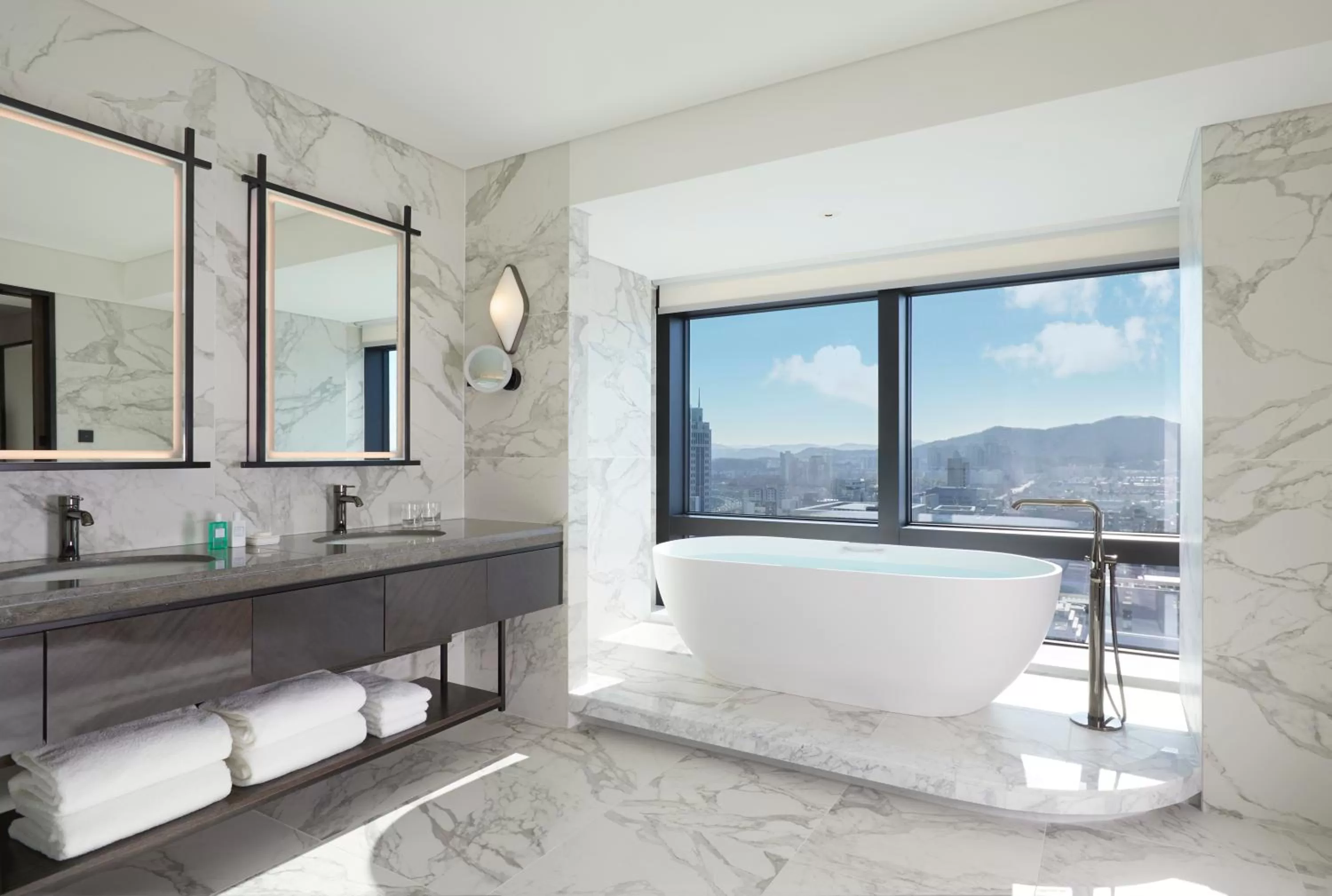 Toilet in Grand InterContinental Seoul Parnas by IHG