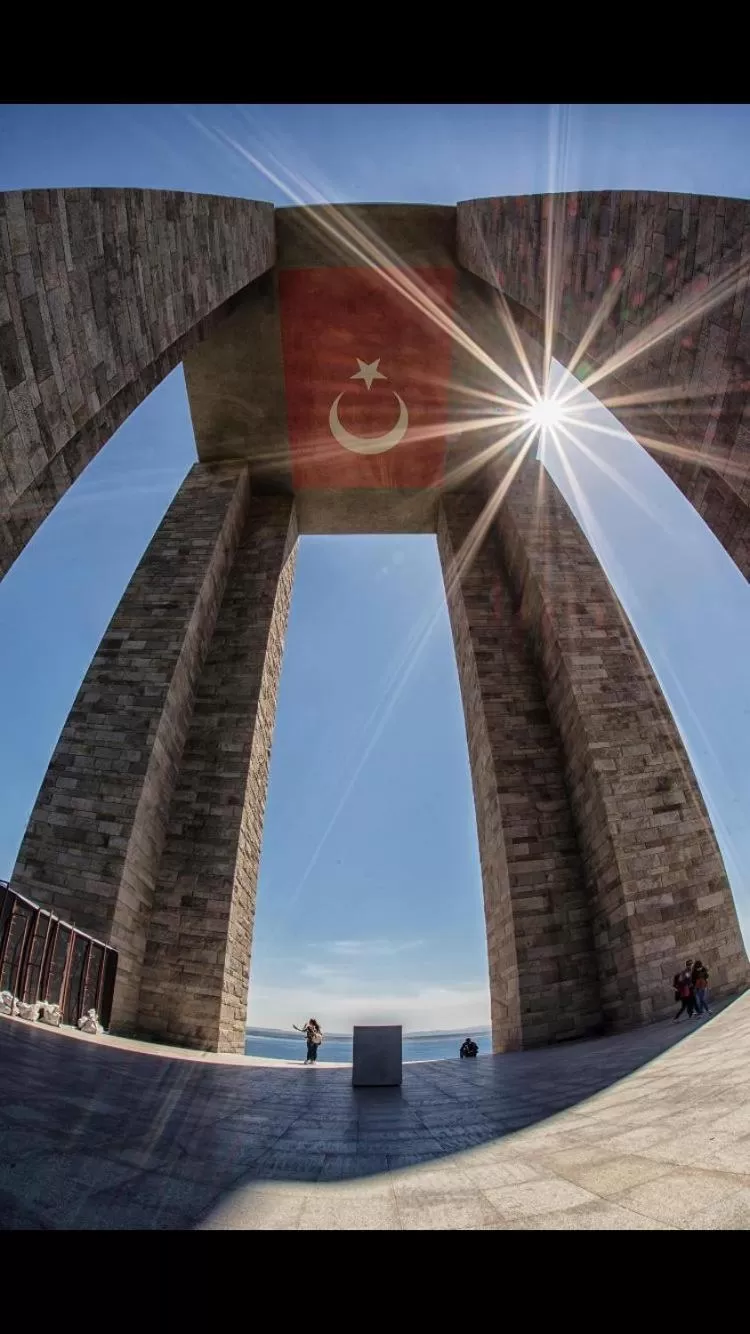 Day in Hotel Crowded House