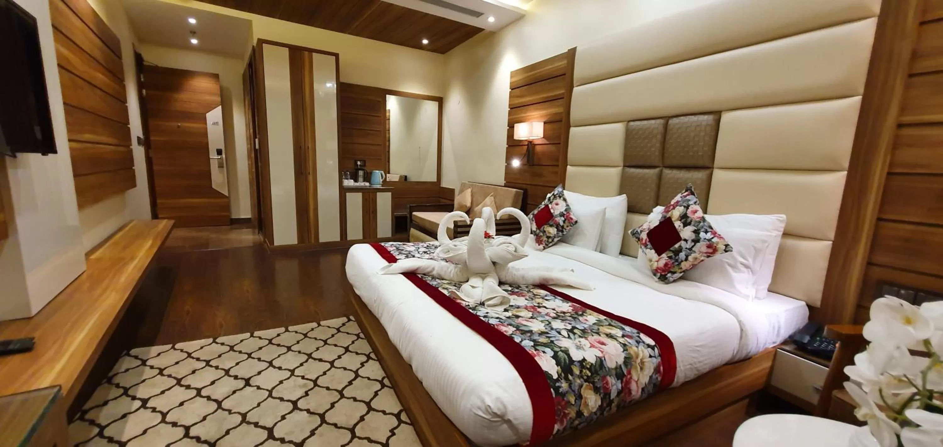 Bed in Hotel Makhan Residency