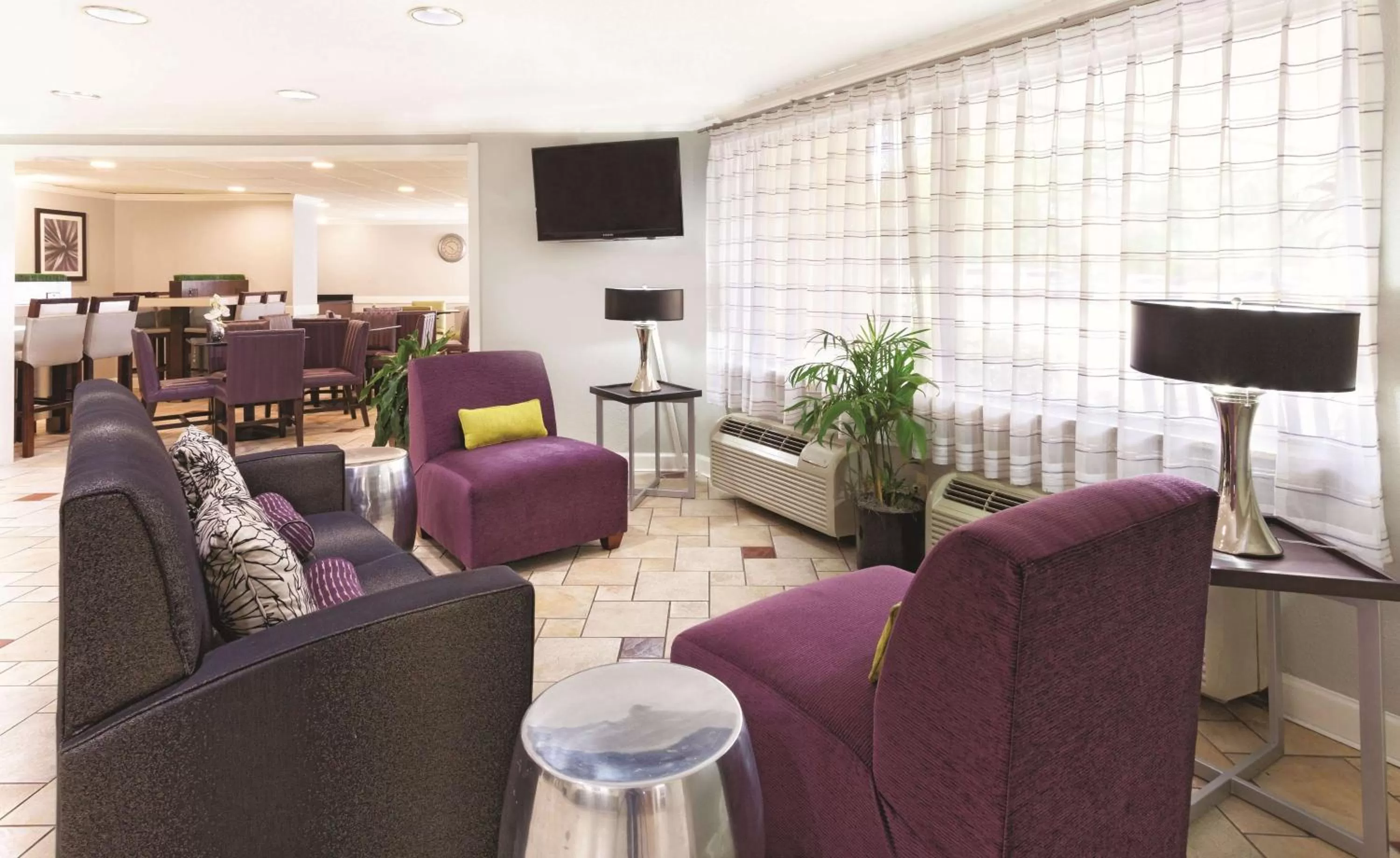 Lobby or reception in La Quinta by Wyndham Miami Airport East