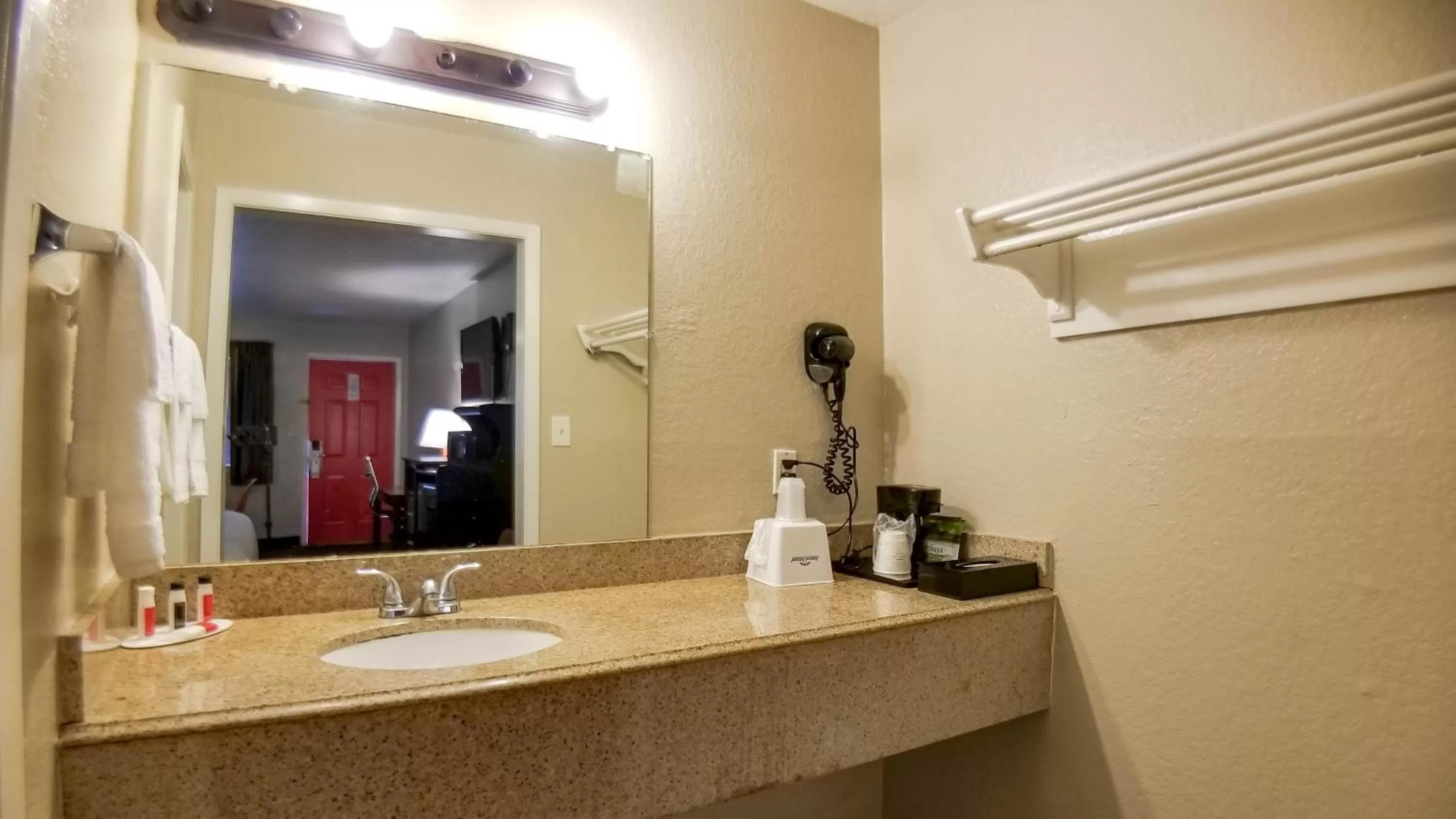 Bathroom in Howard Johnson by Wyndham Houston Hobby Airport