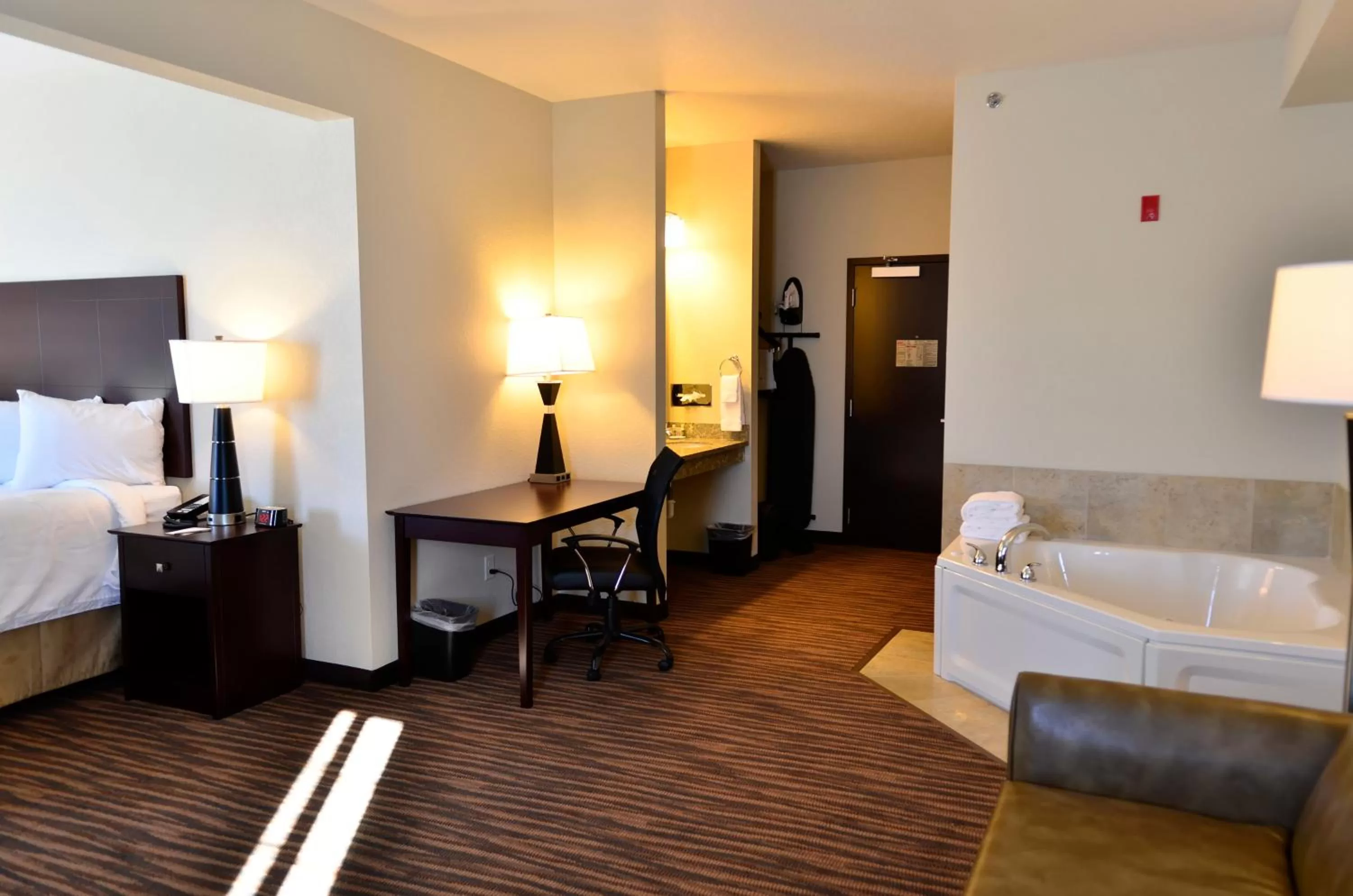 Seating area, Bed in Cobblestone Inn & Suites - Holstein