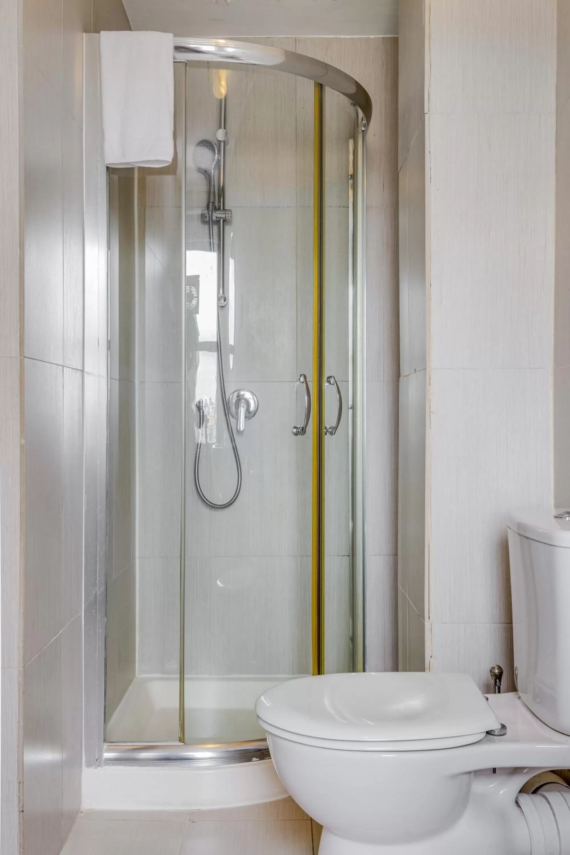 Shower in 1 Lexham Gardens Hotel