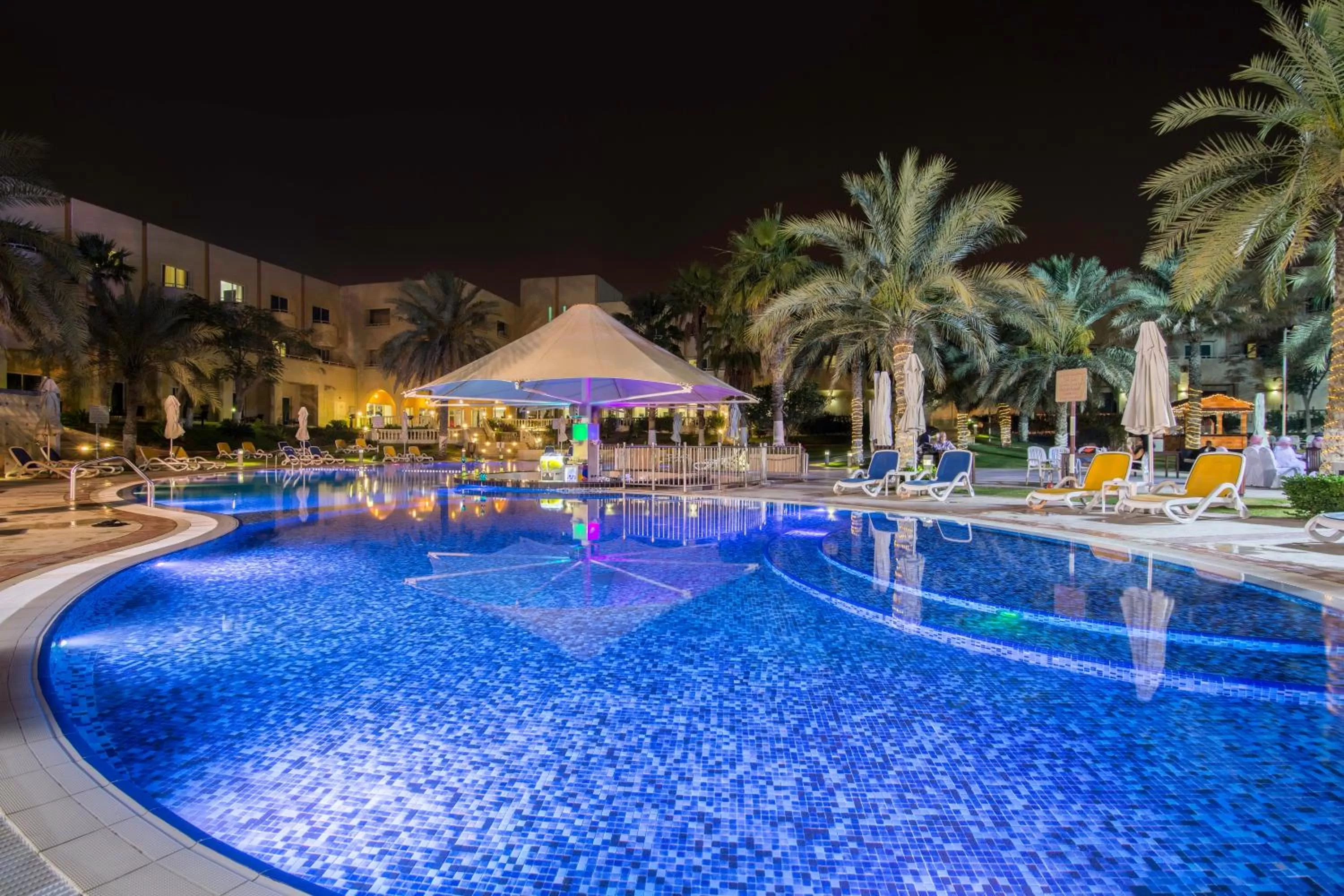 Swimming pool in Metropolitan Al Mafraq Hotel