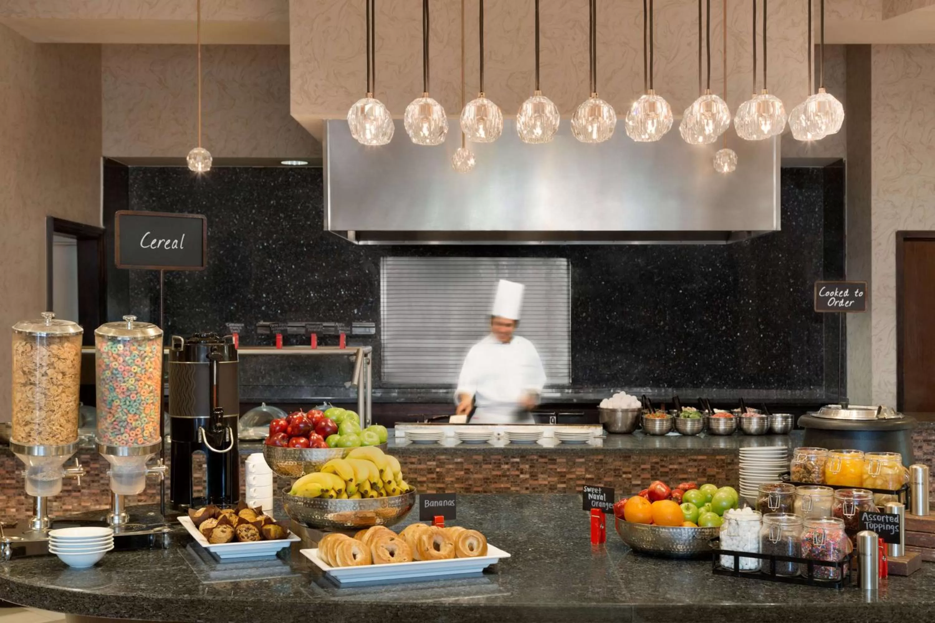 Dining area in Embassy Suites Los Angeles Glendale