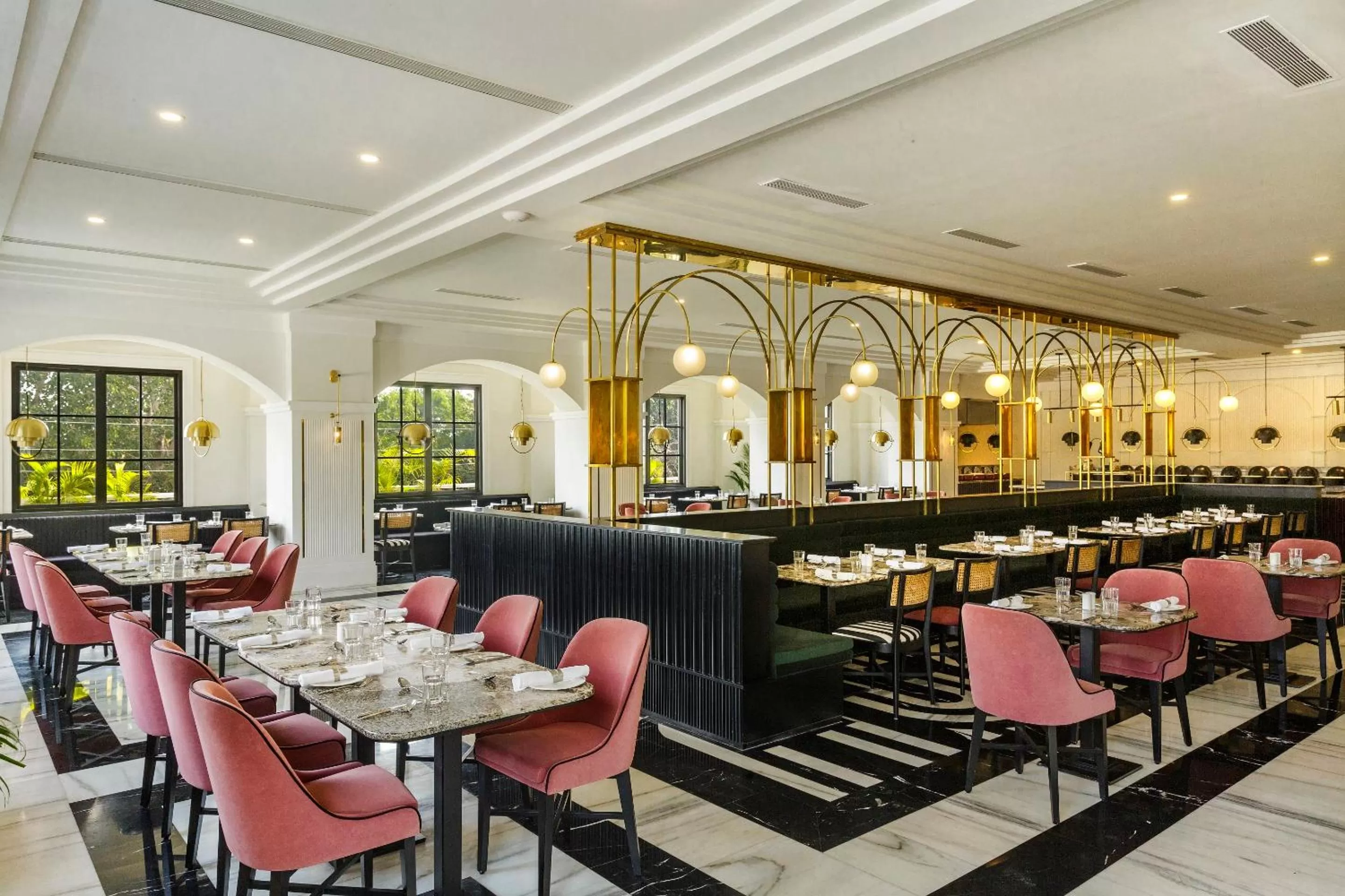 Restaurant/places to eat in Jehan Numa Palace Hotel