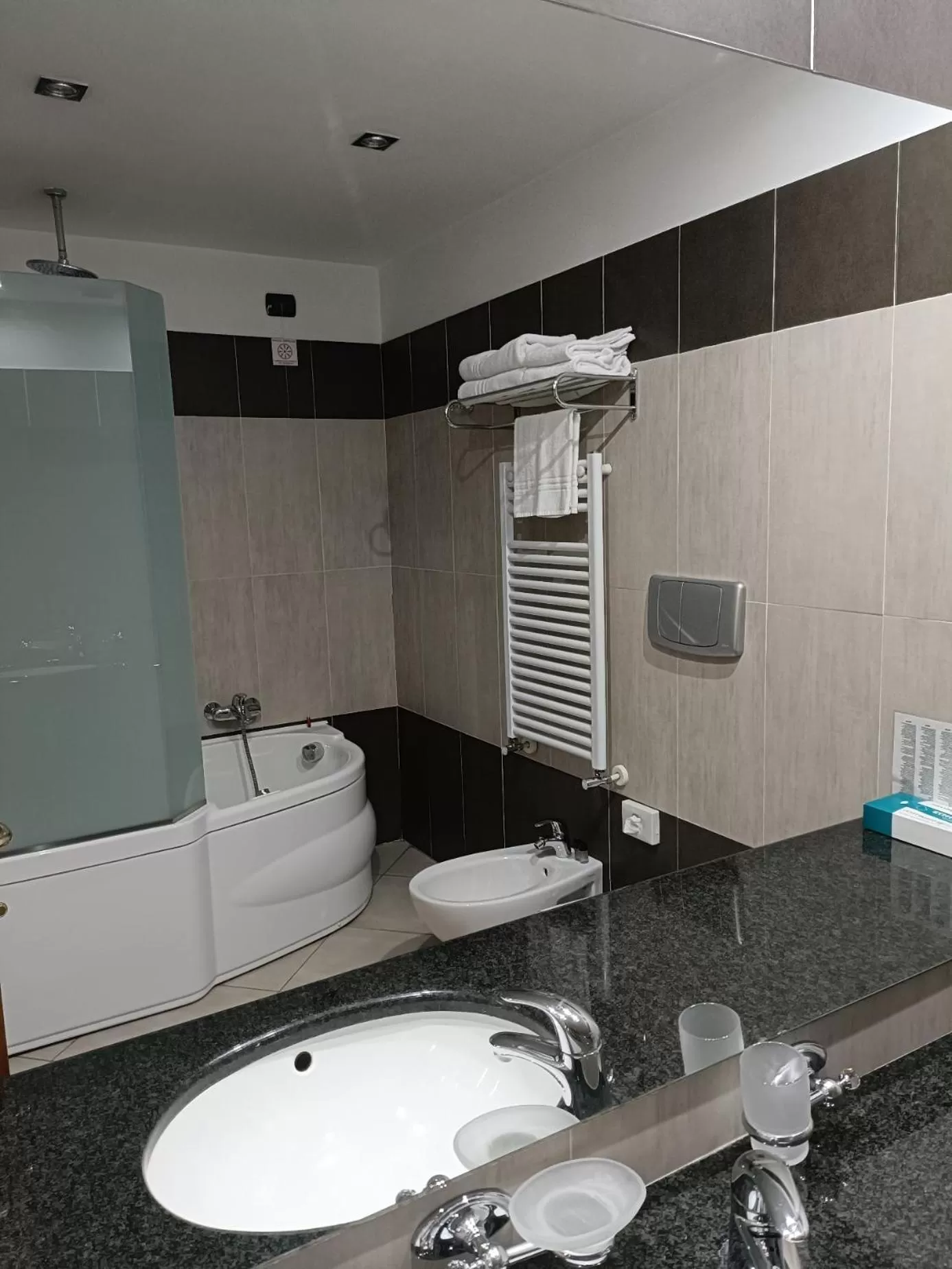 Hot Tub in Green Hotel Ninfa