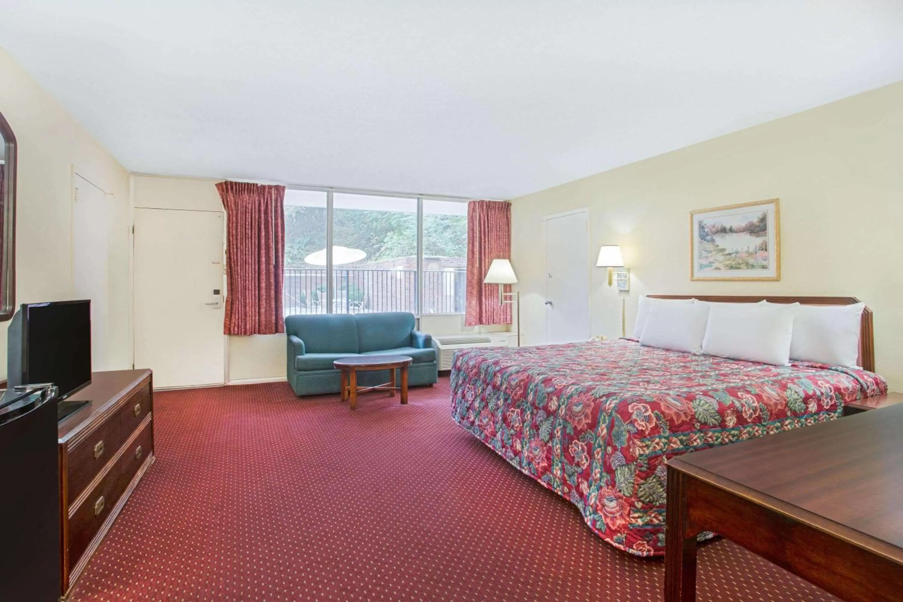 Photo of the whole room, Bed in Bristol Parkway inn
