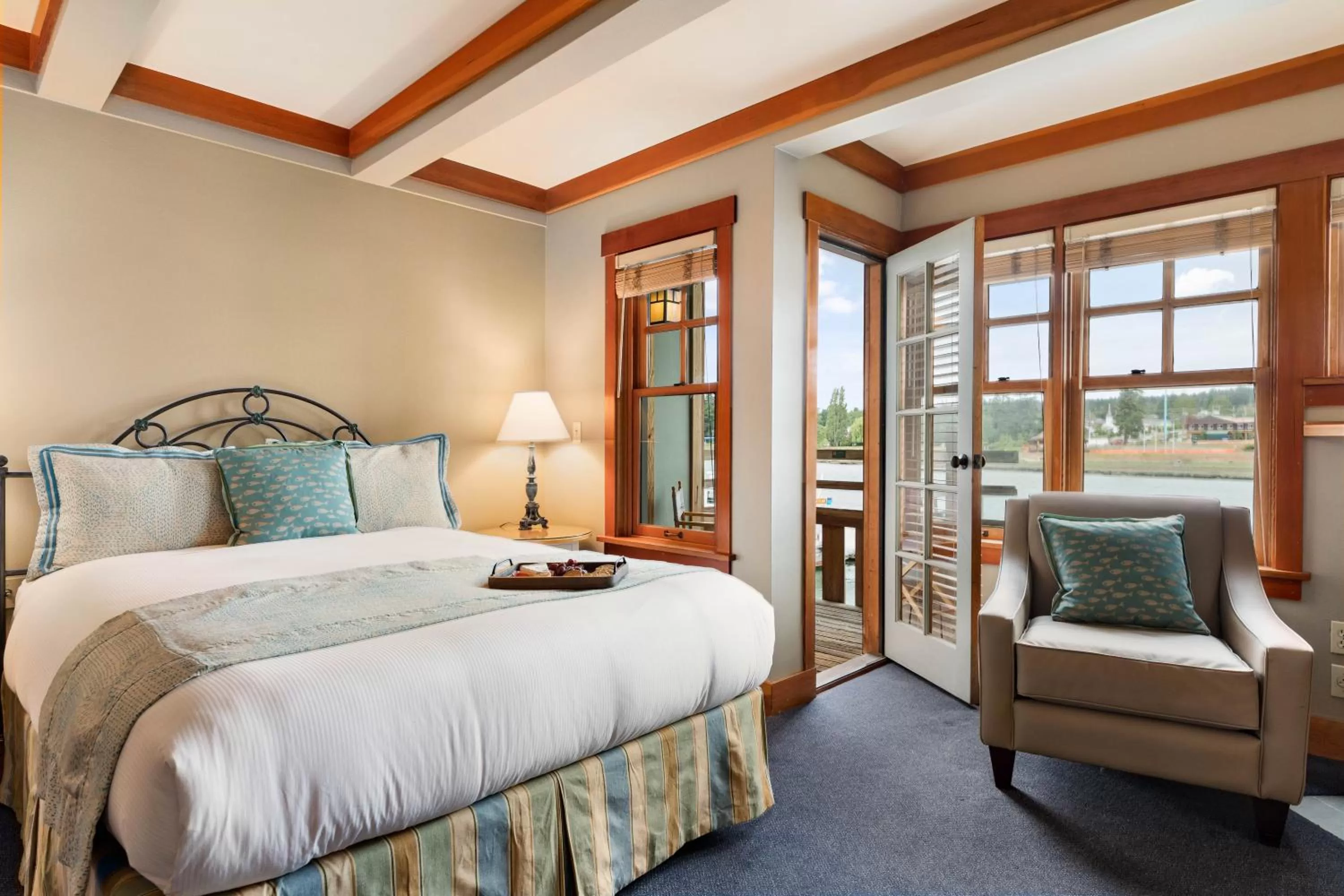 Bed in La Conner Channel Lodge