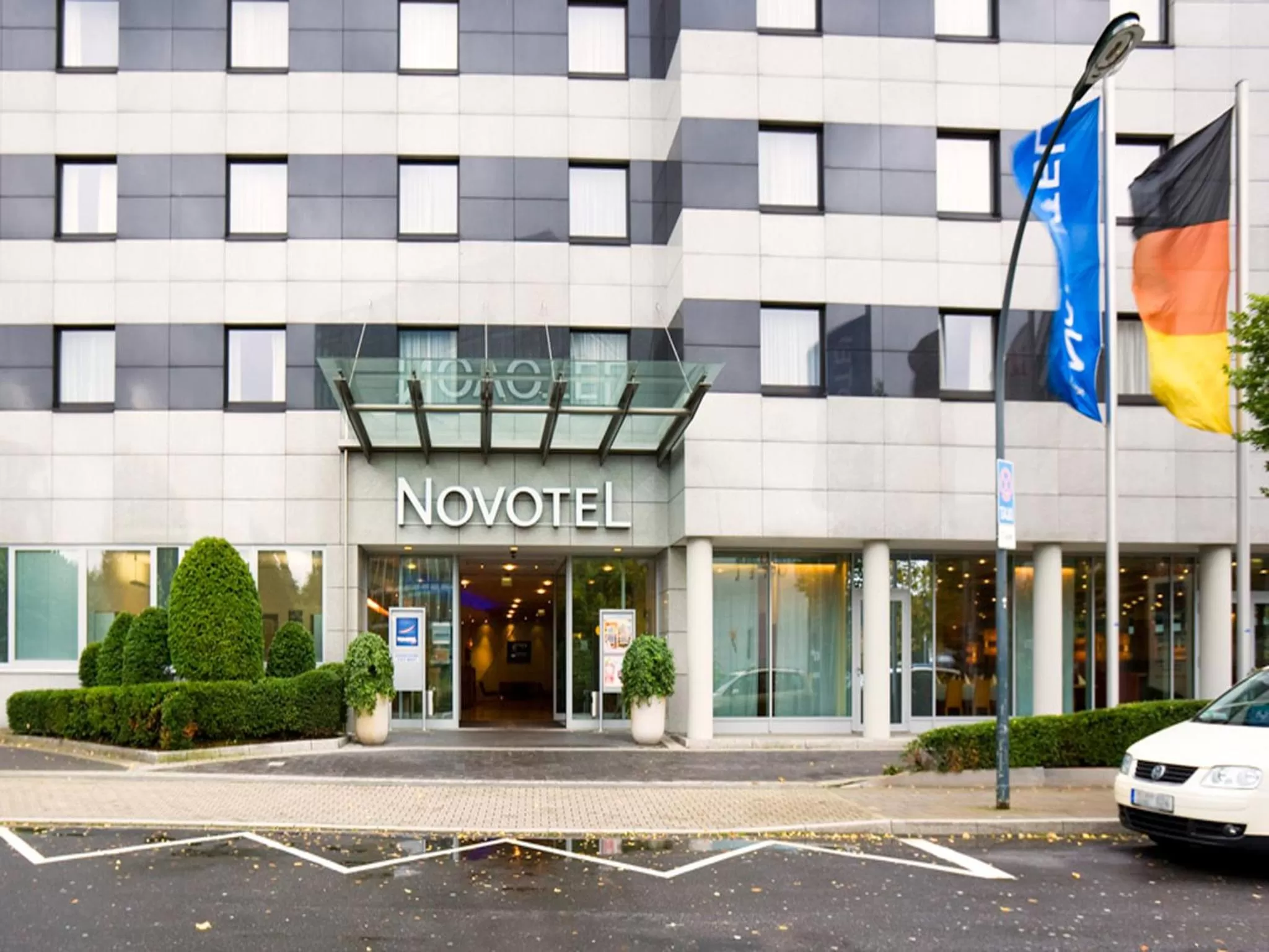 Facade/entrance in Novotel Düsseldorf City West