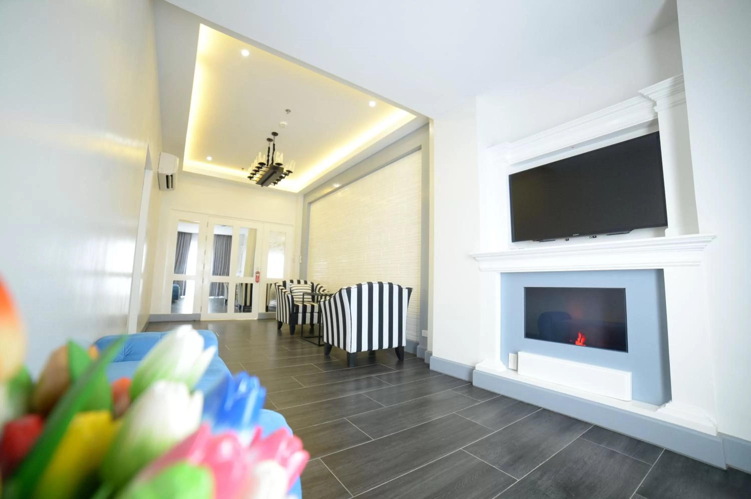 Communal lounge/ TV room in Hotel Carlito Tagaytay