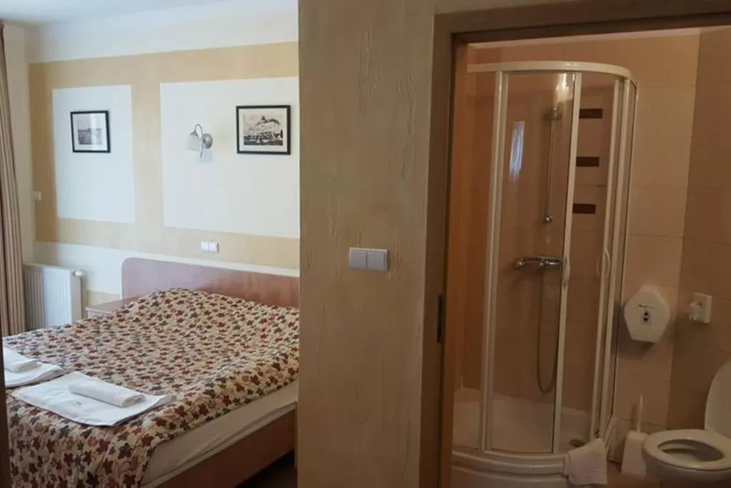 Shower, Bed in Rezydencja 5 Dębów