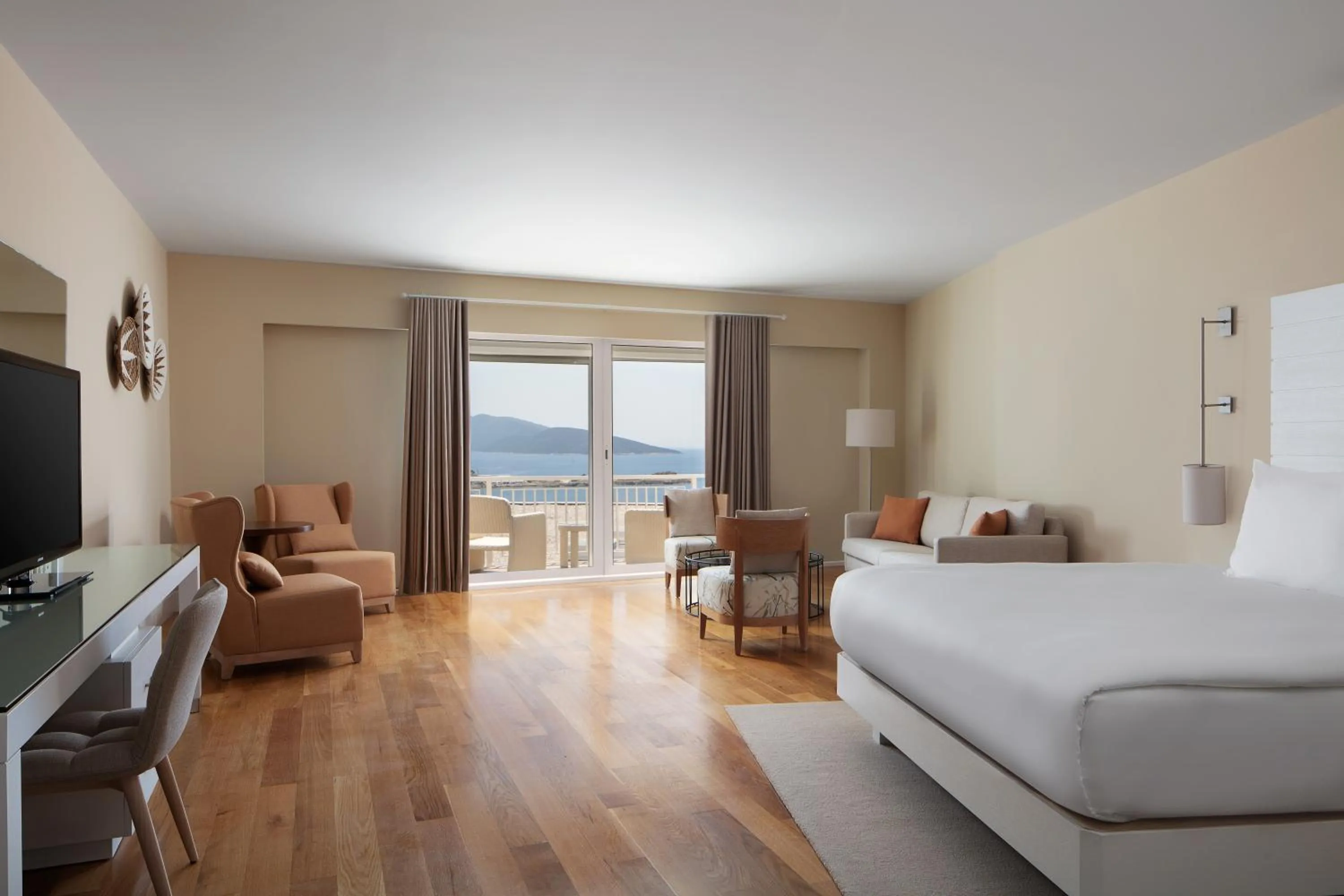 Communal lounge/ TV room, Bed in Doria Hotel Bodrum-City Center