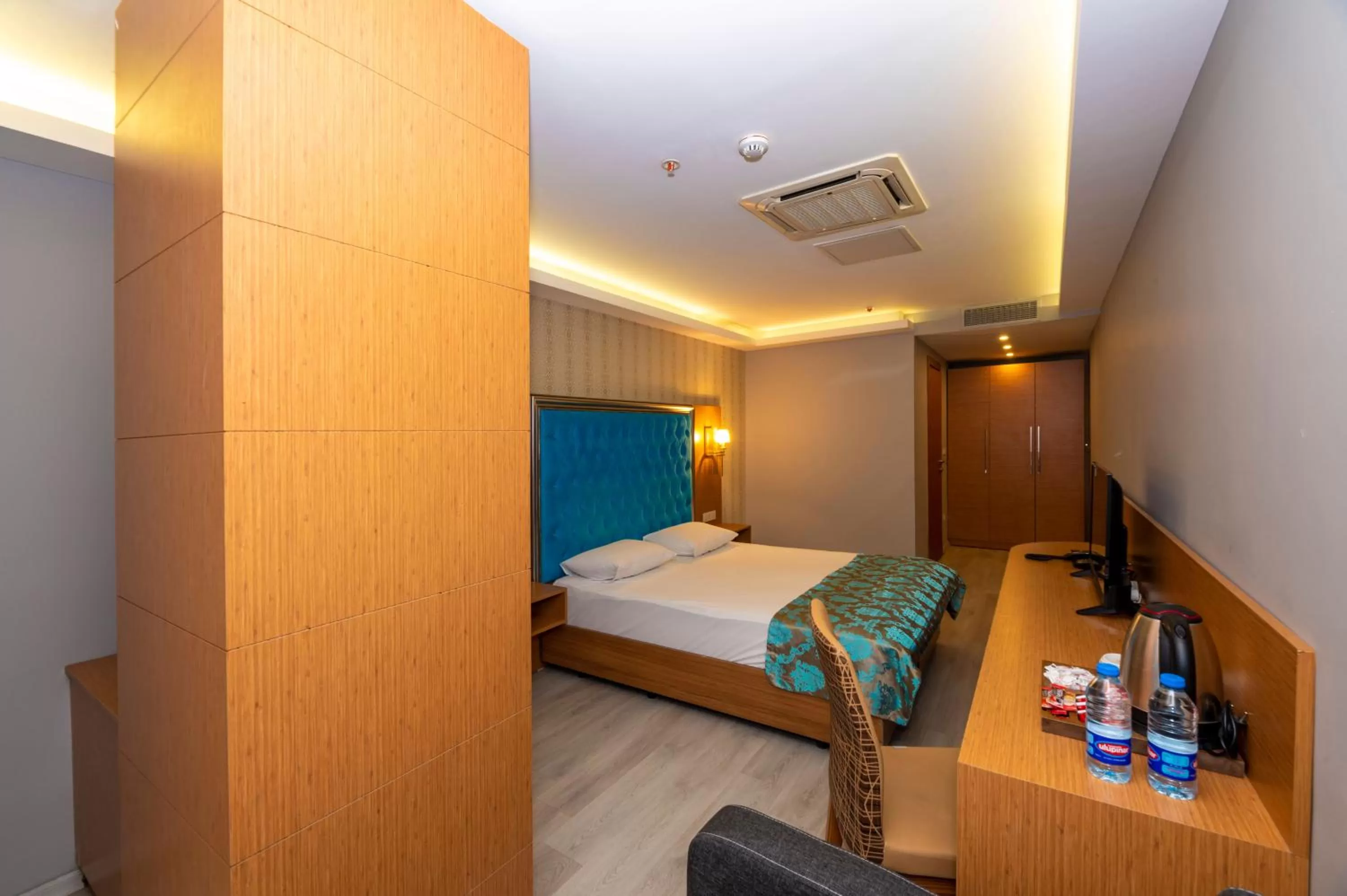 Photo of the whole room, Bed in Grand Palace Hotel