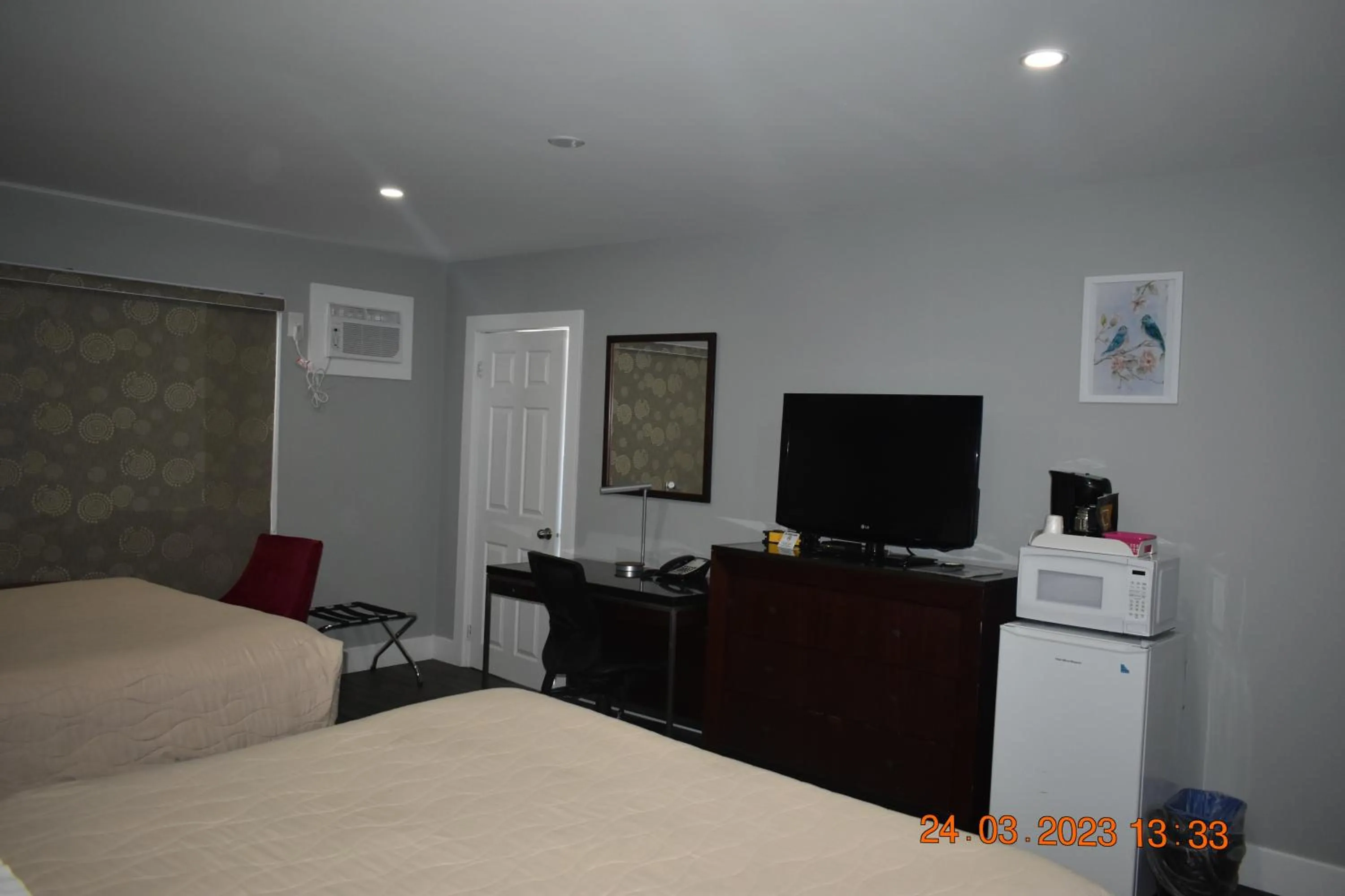 hair dresser, Bed in Time Travellers Motel