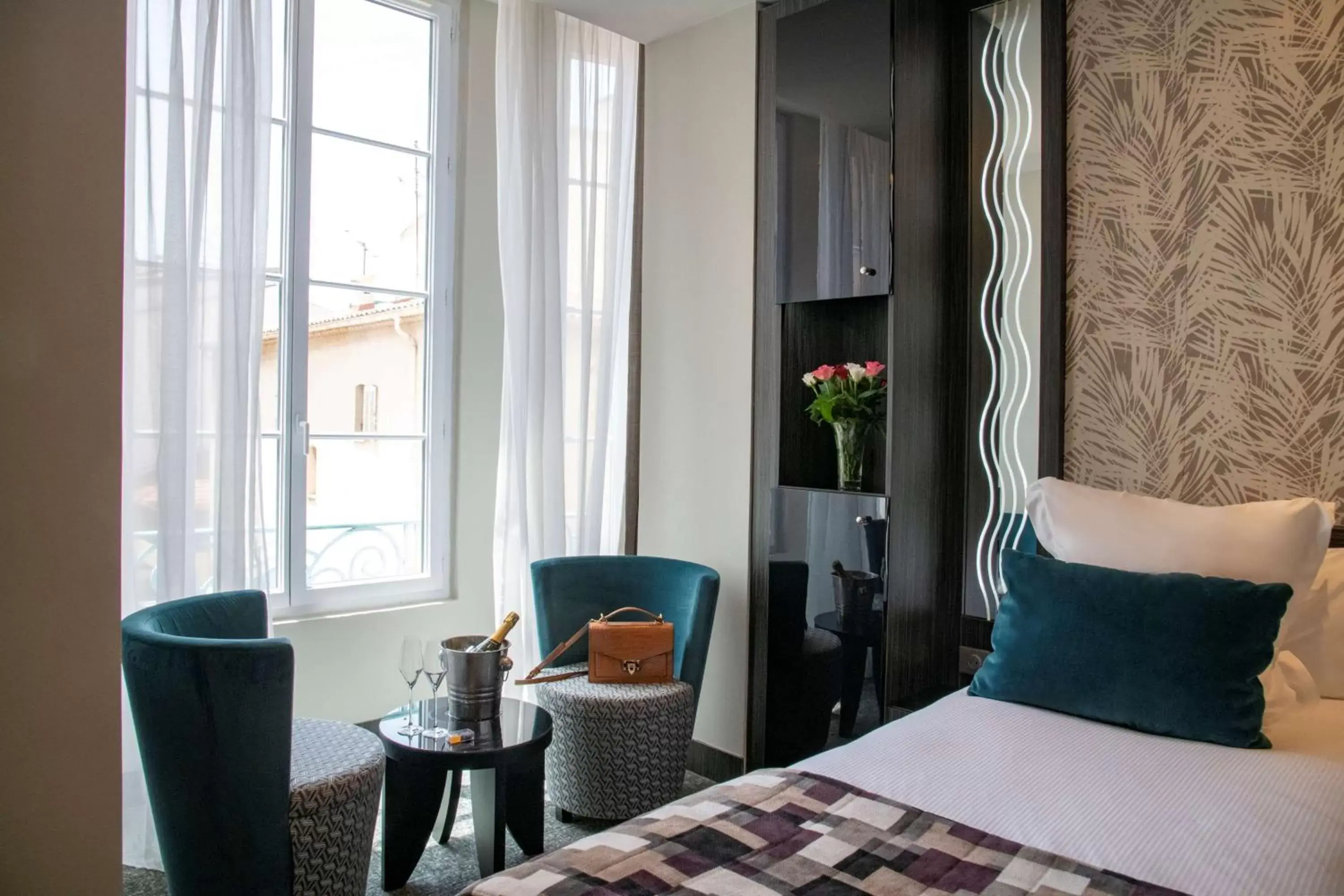 Twin Junior Suite with Sofa bed and Balneo in BW Premier Collection Mondial Twin Junior Suite with Sofa bed and Balneo in BW Premier Collection Mondial