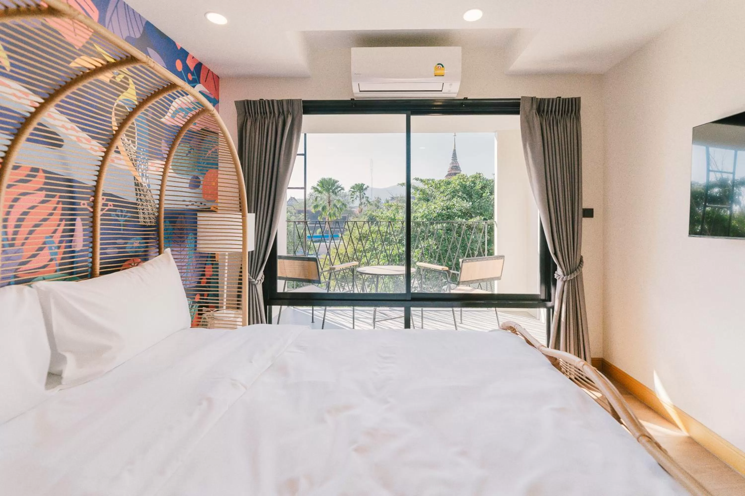 Bathroom, Bed in B Innspire Hotel