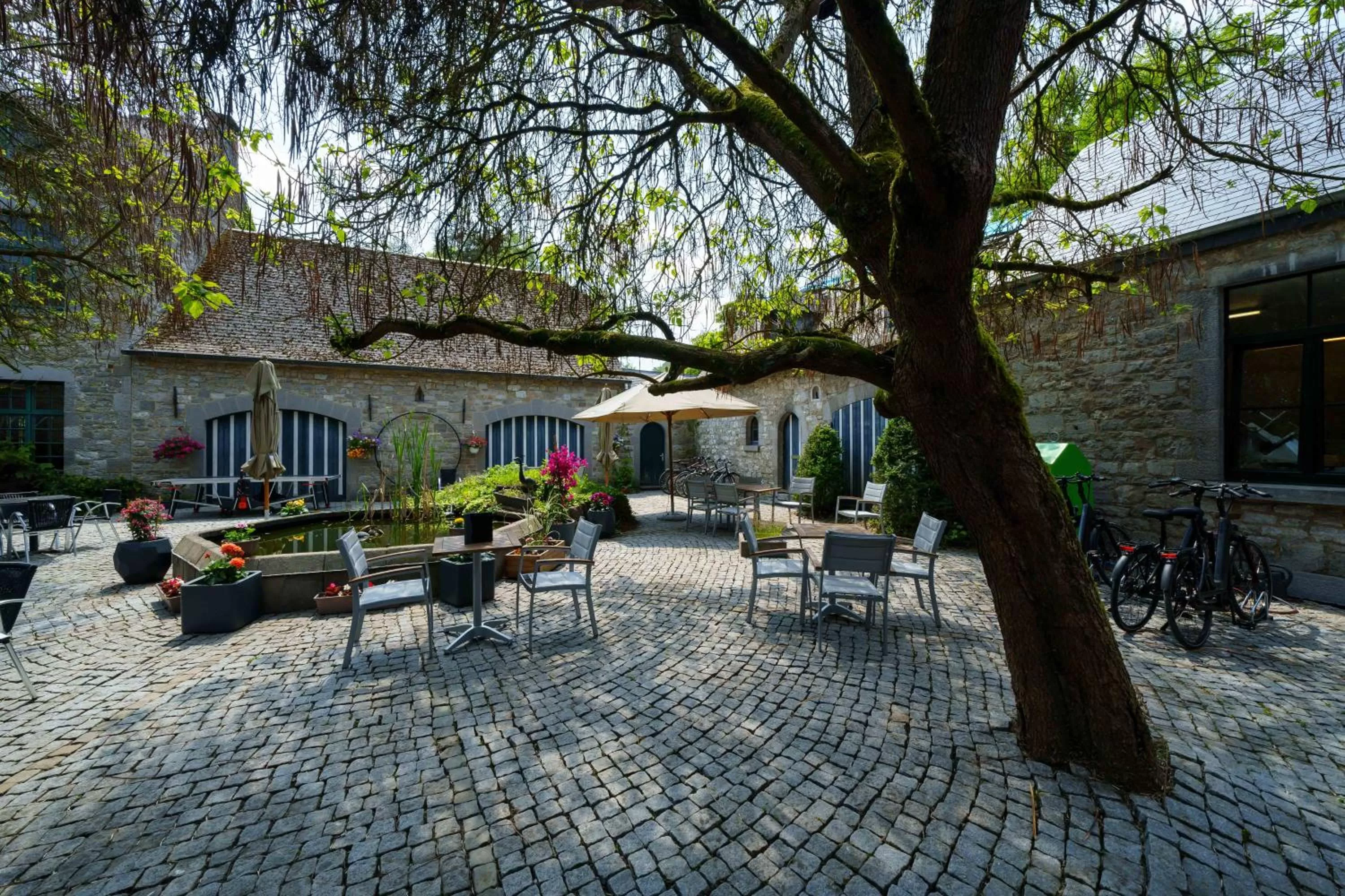 Patio in Hotel Les Jardins De La Molignée