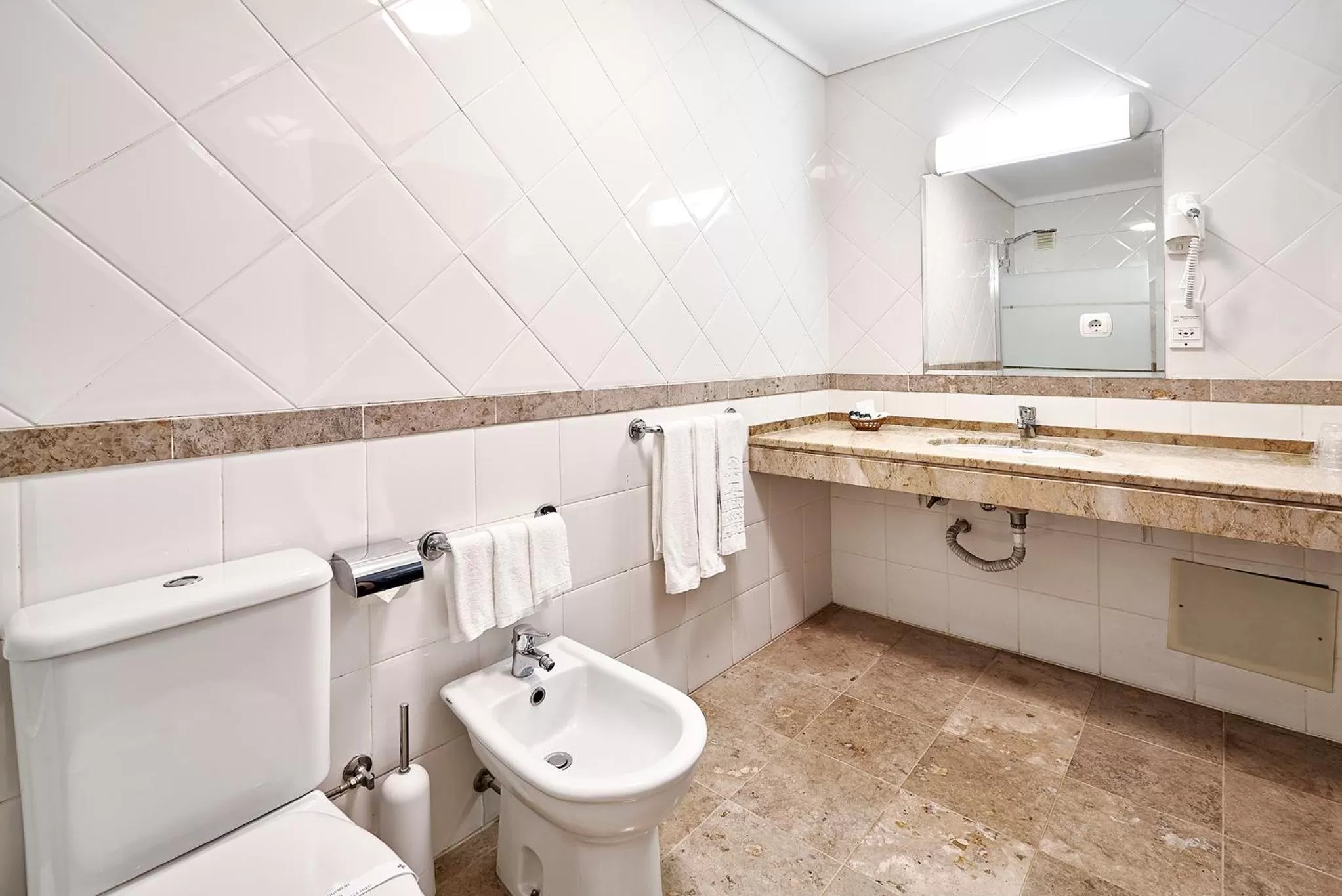 Bathroom in Galeria Suite Hotel