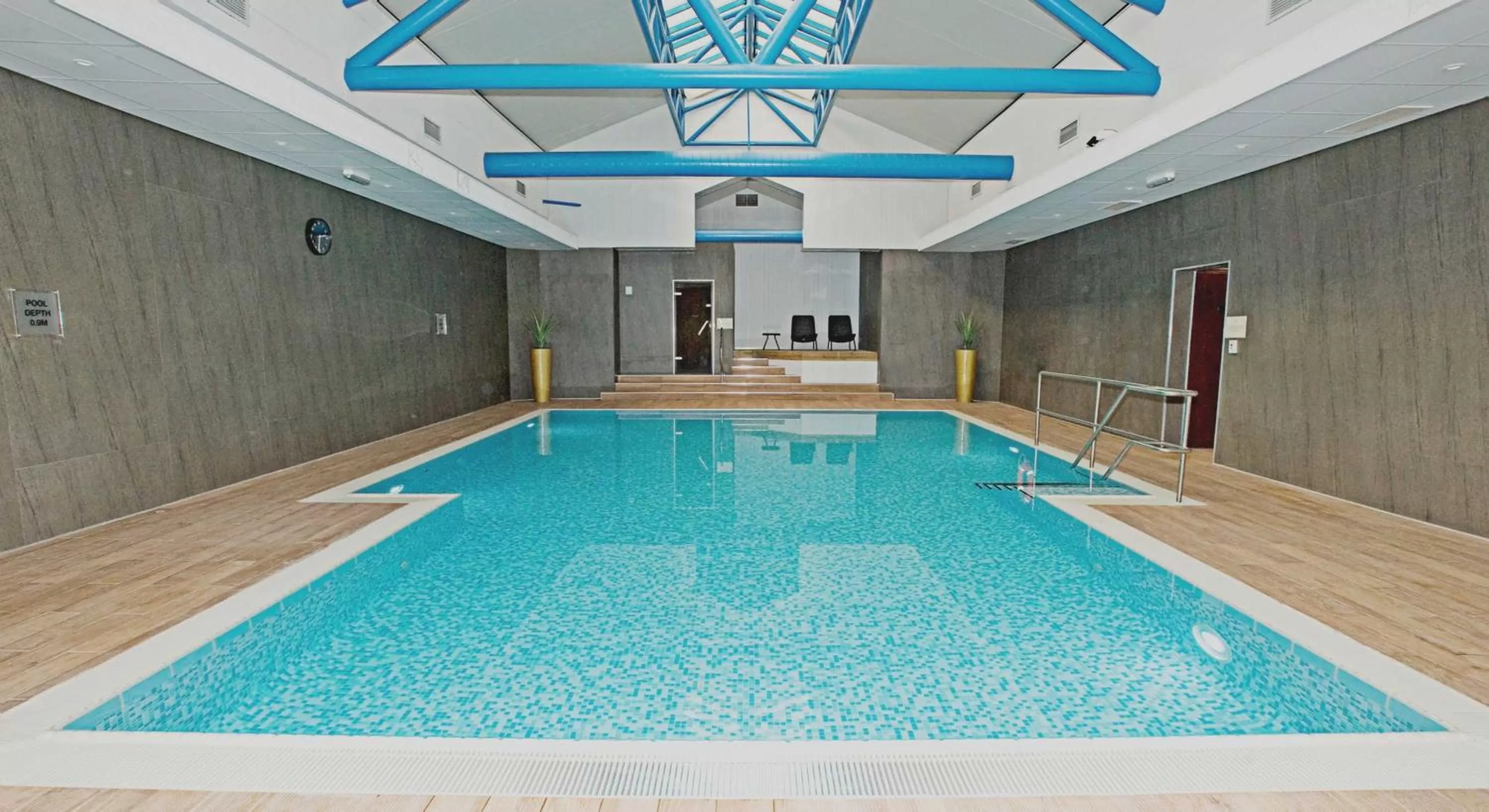 Swimming pool in Sandman Signature London Gatwick Hotel