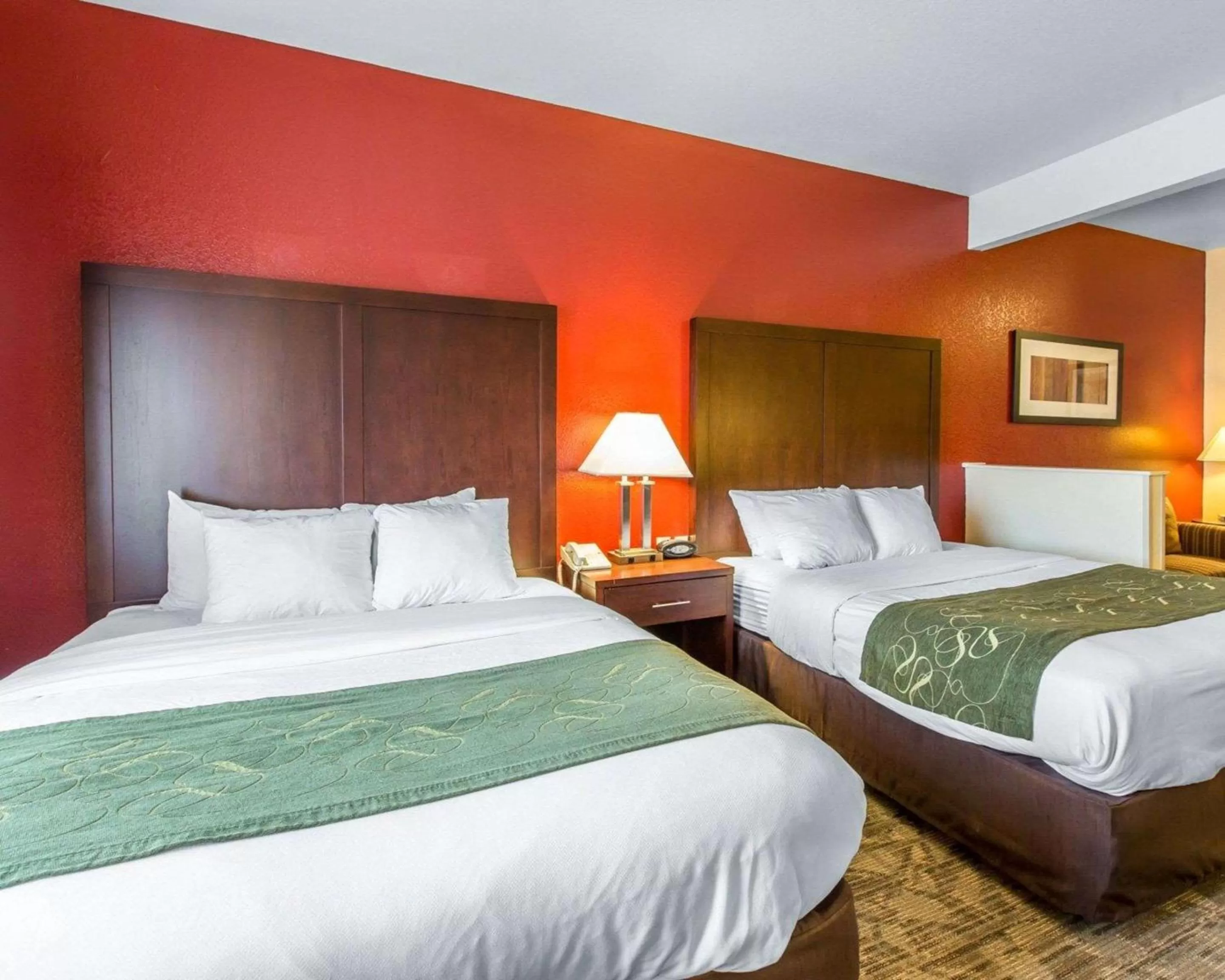 Photo of the whole room, Bed in Comfort Suites Palm Desert I-10