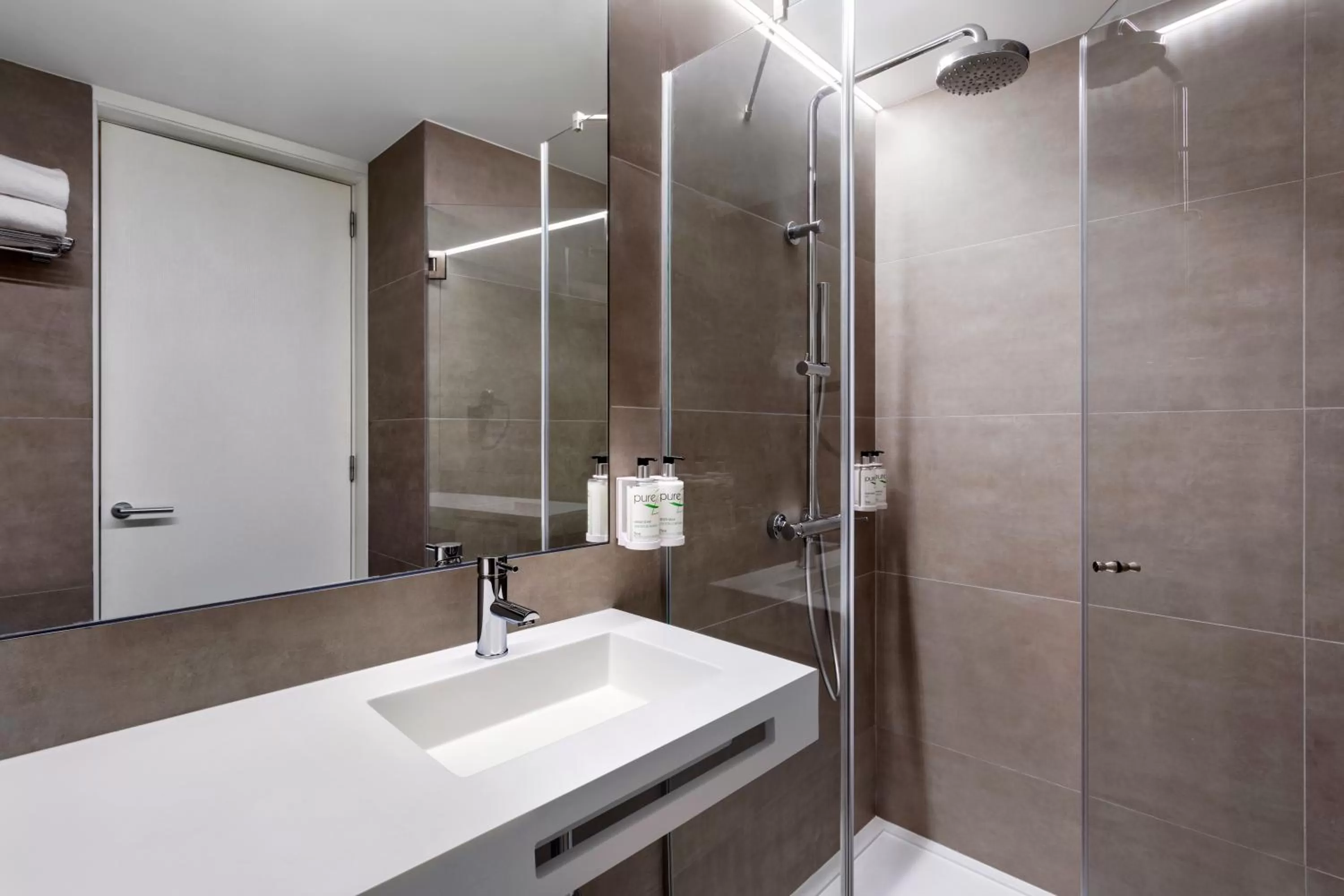 Shower in B&B HOTEL Famalicão