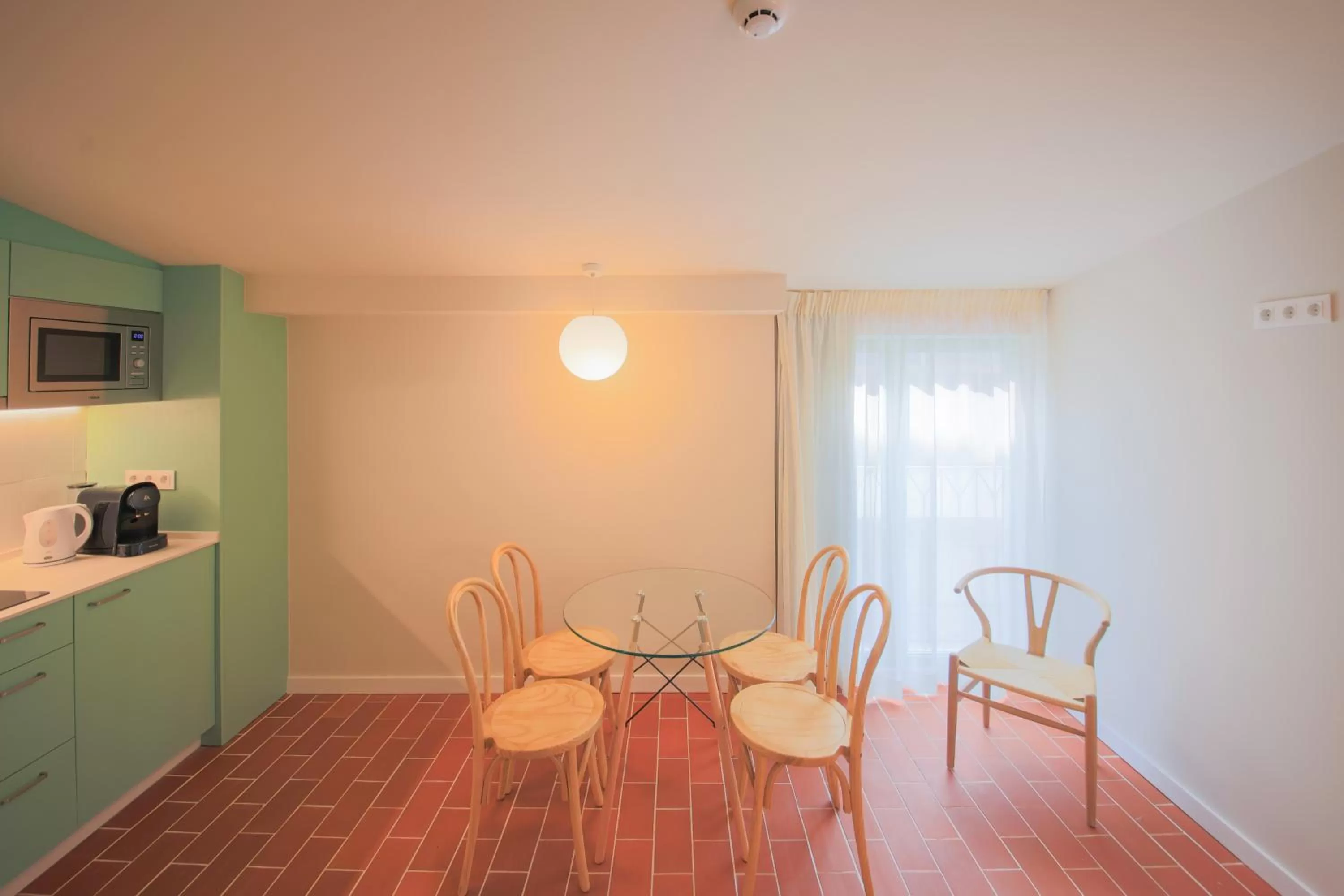 Kitchen or kitchenette, Dining Area in Terra Aurea Aparthotel