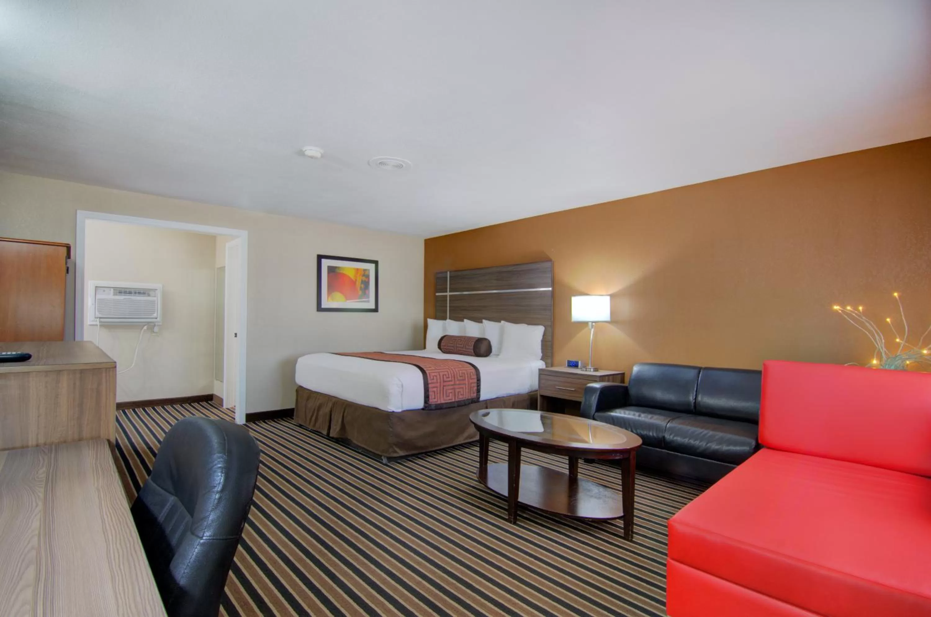 Bed in Westbridge Inn & Suites