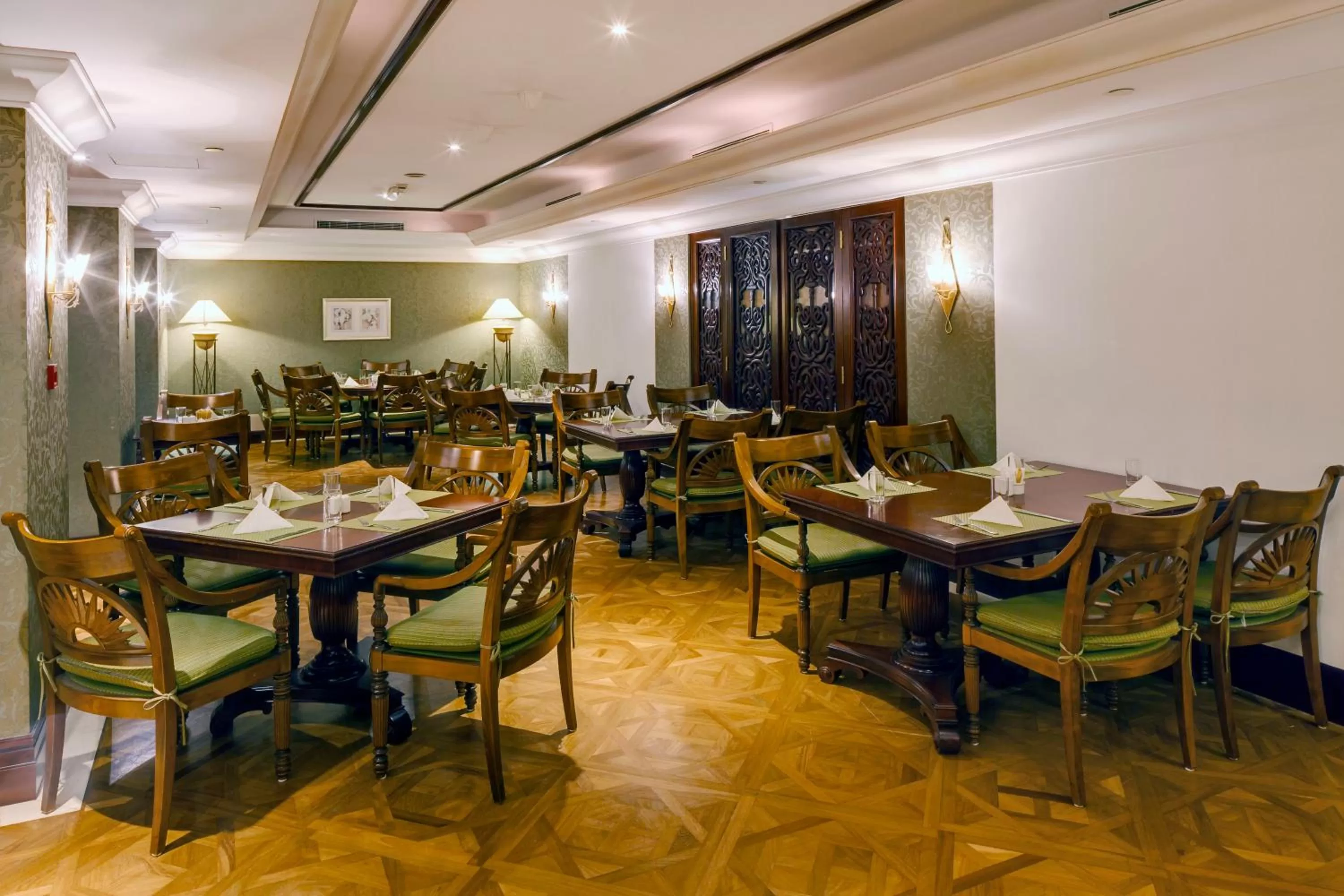 Restaurant/places to eat in Novel Hotel City Center