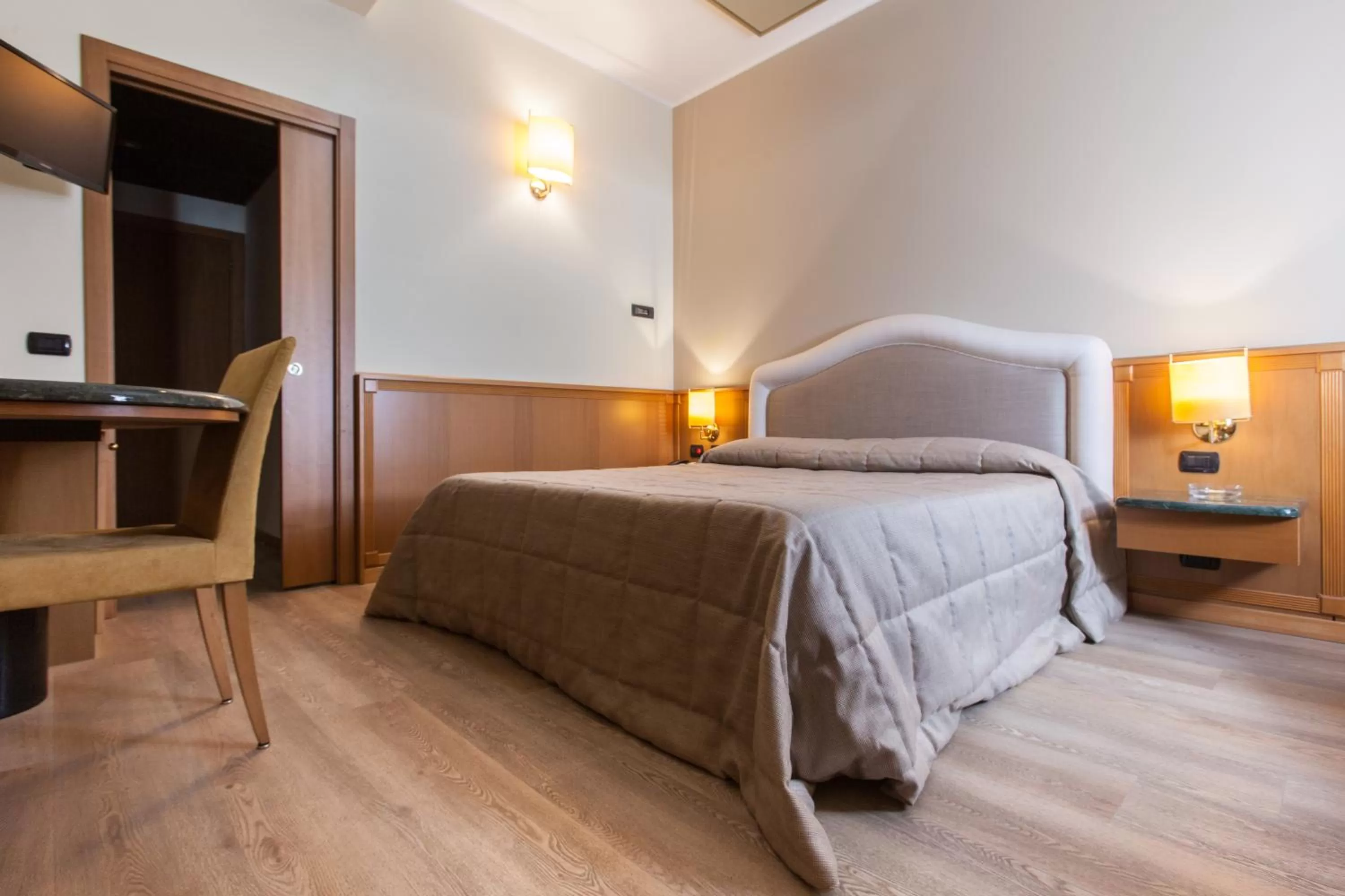 Bedroom, Bed in Airport Hotel Malpensa