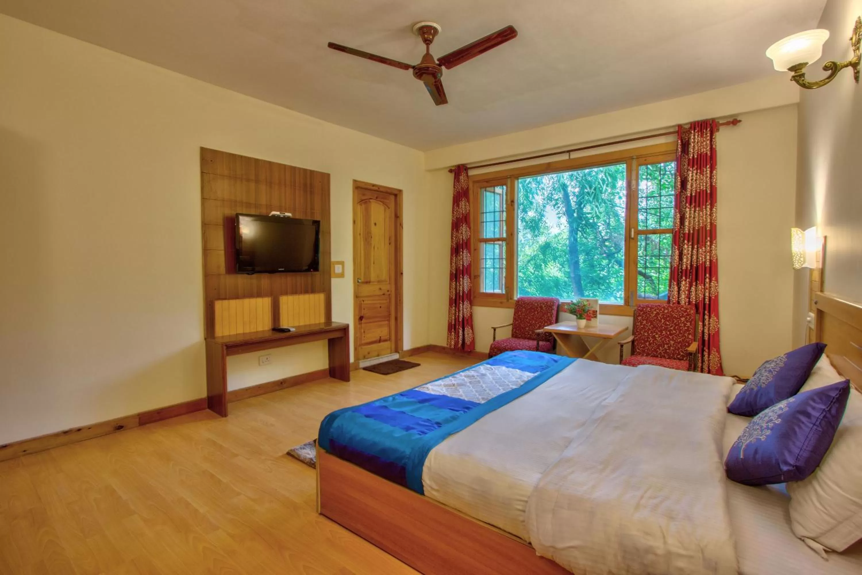 Photo of the whole room, Bed in Woodstock Inn Manali 800 Mtrs from Mall Road