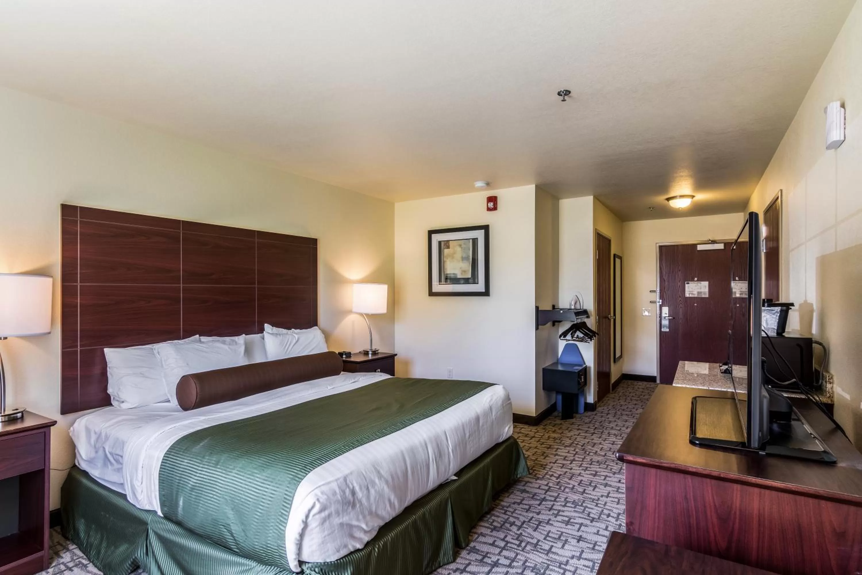 Photo of the whole room, Bed in Cobblestone Inn & Suites - Barron