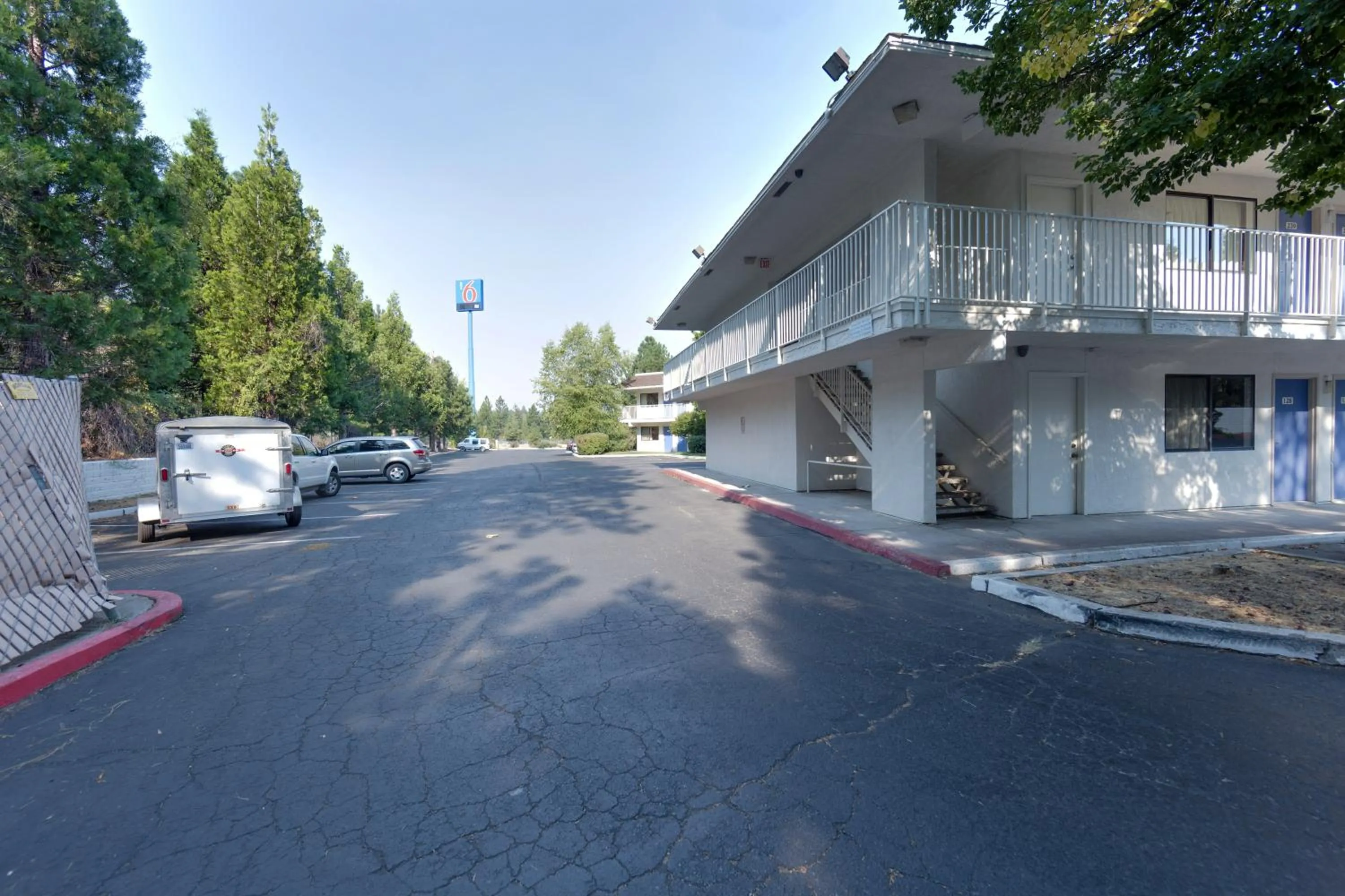 Facade/entrance in Motel 6 Weed - Mount Shasta
