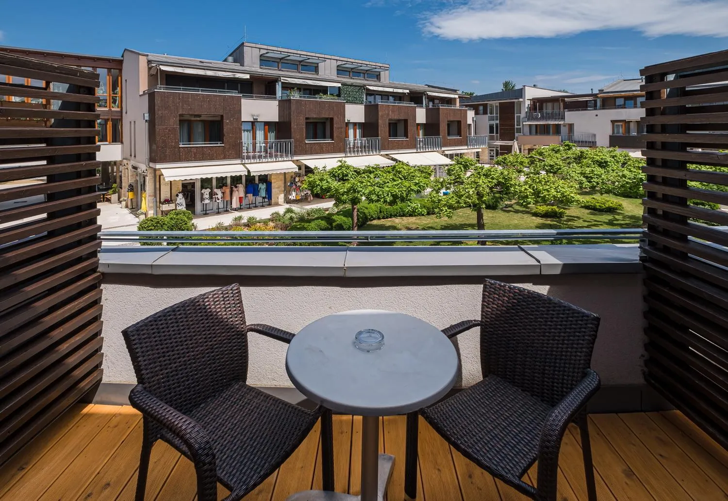 Property building in Hotel Golden Lake Resort