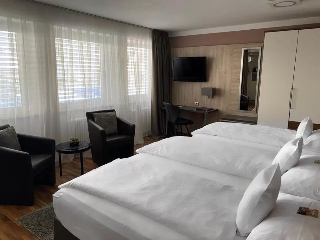 Bed in ZUM ZIEL Hotel Grenzach-Wyhlen bei Basel