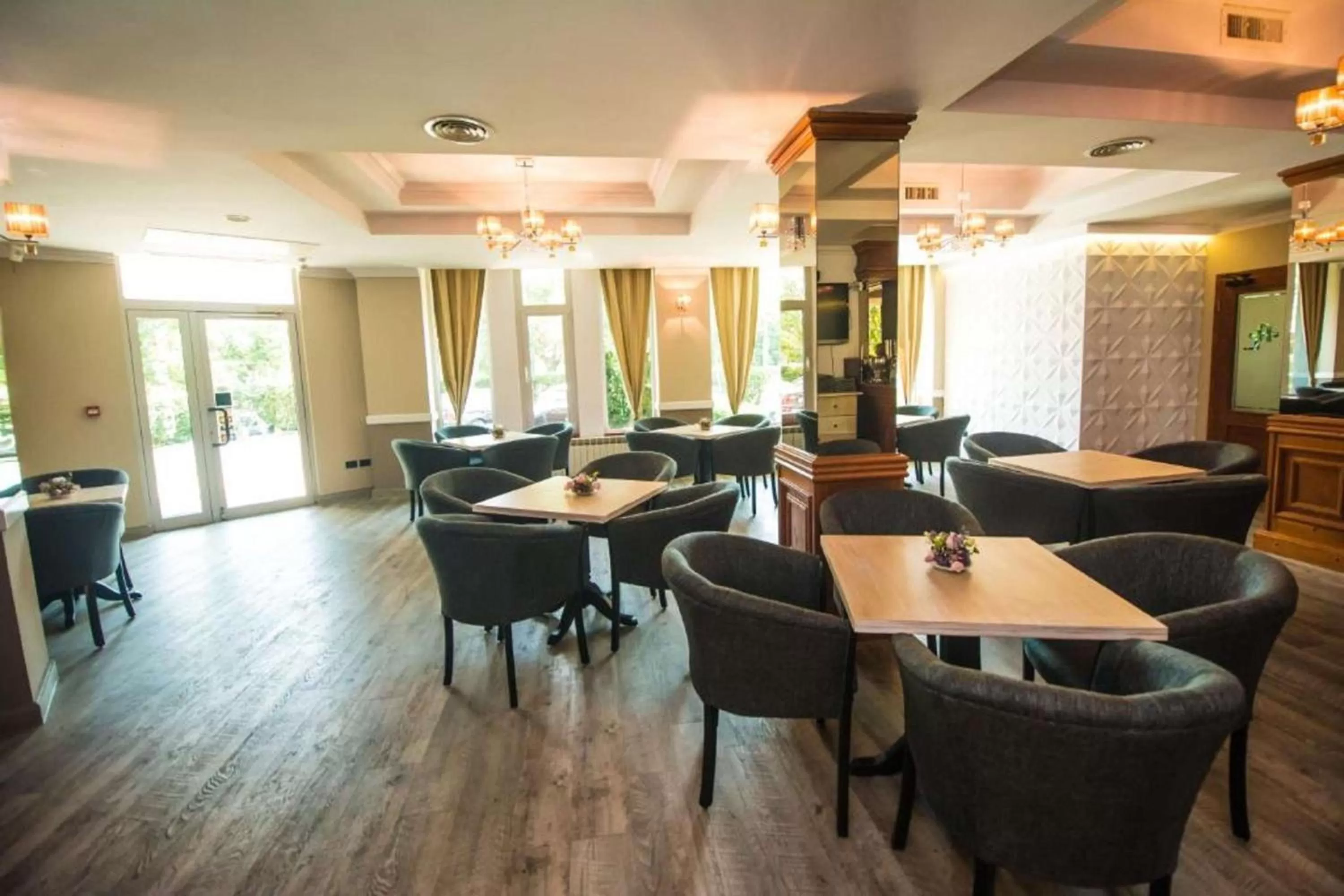 Restaurant/places to eat in Best Western Plus Lido Hotel