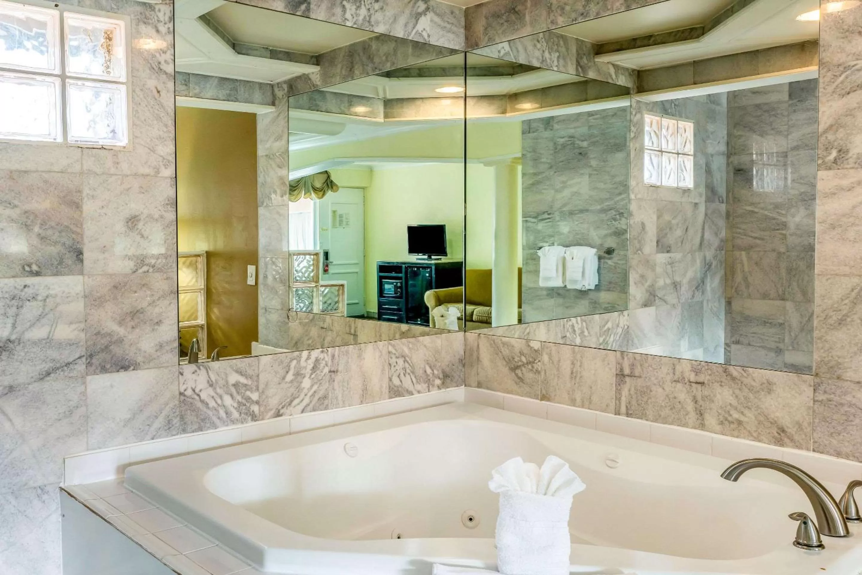 Photo of the whole room in Econo Lodge Beach and Boardwalk