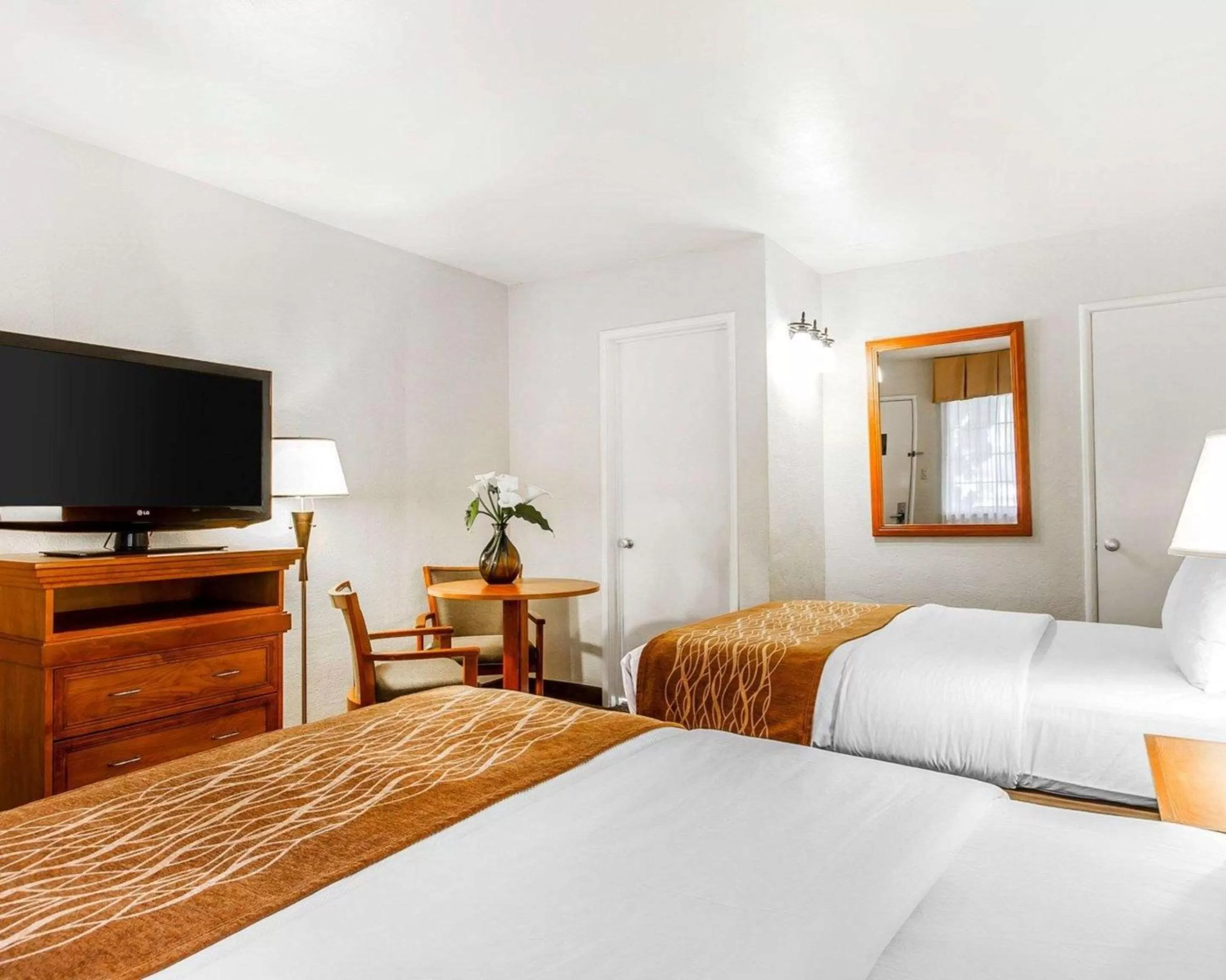 Photo of the whole room, Bed in The Inn at 1252 Monterey