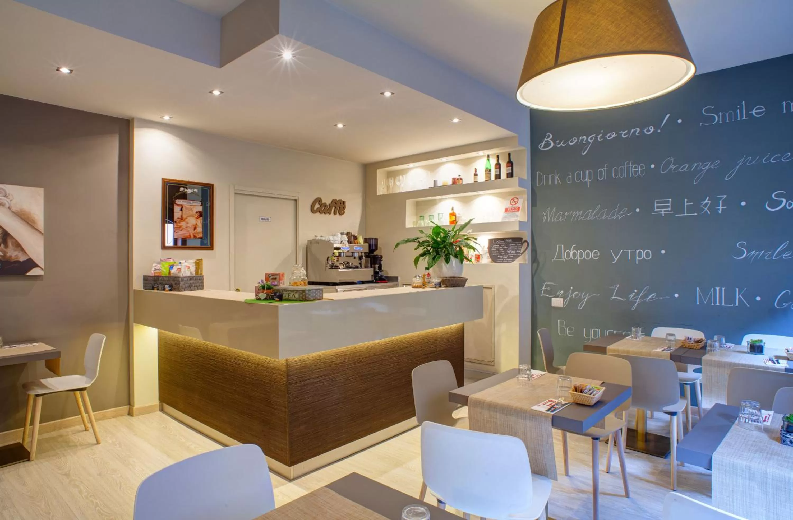 Restaurant/places to eat in Hotel Ares Milano