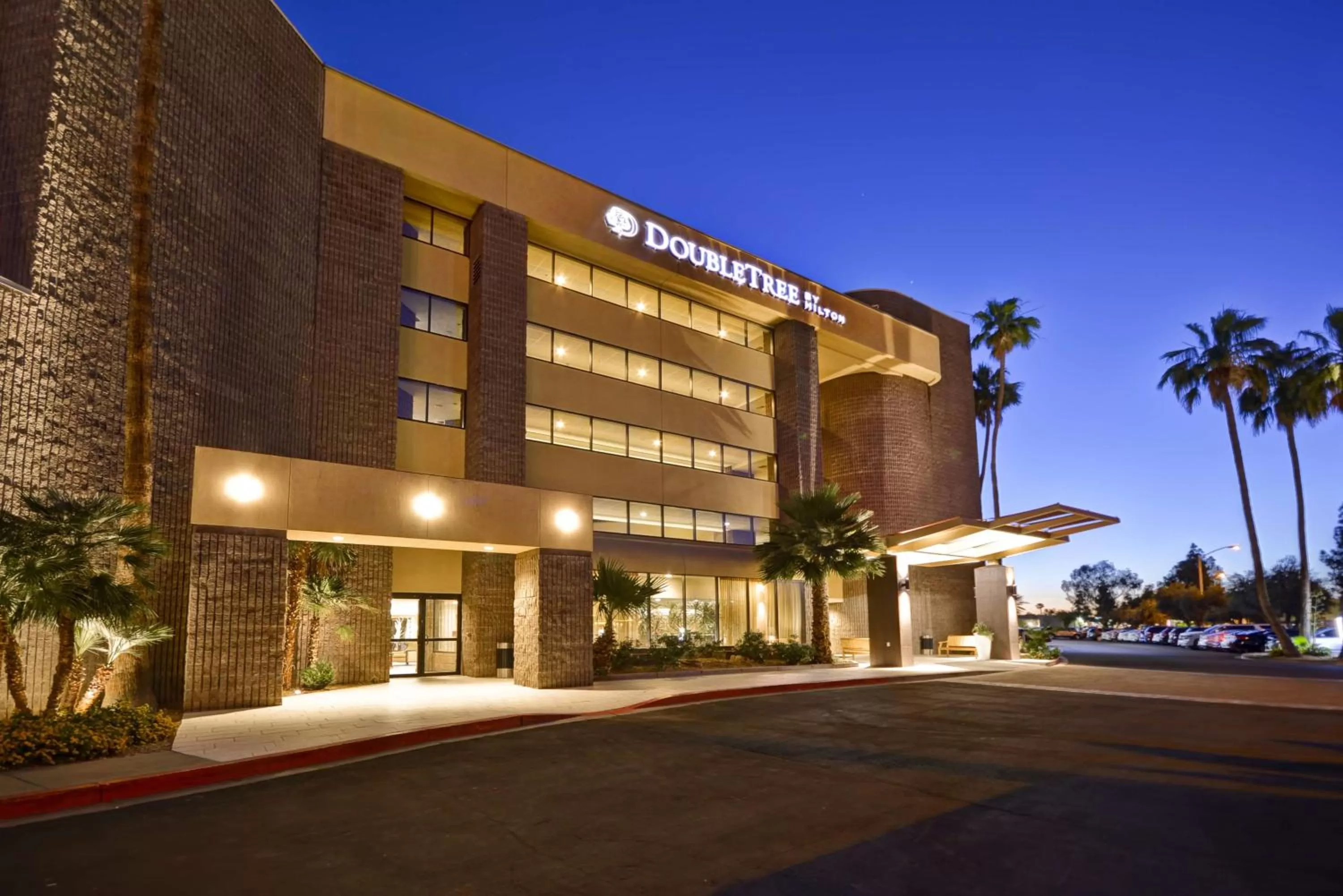 Property building in DoubleTree by Hilton Phoenix North