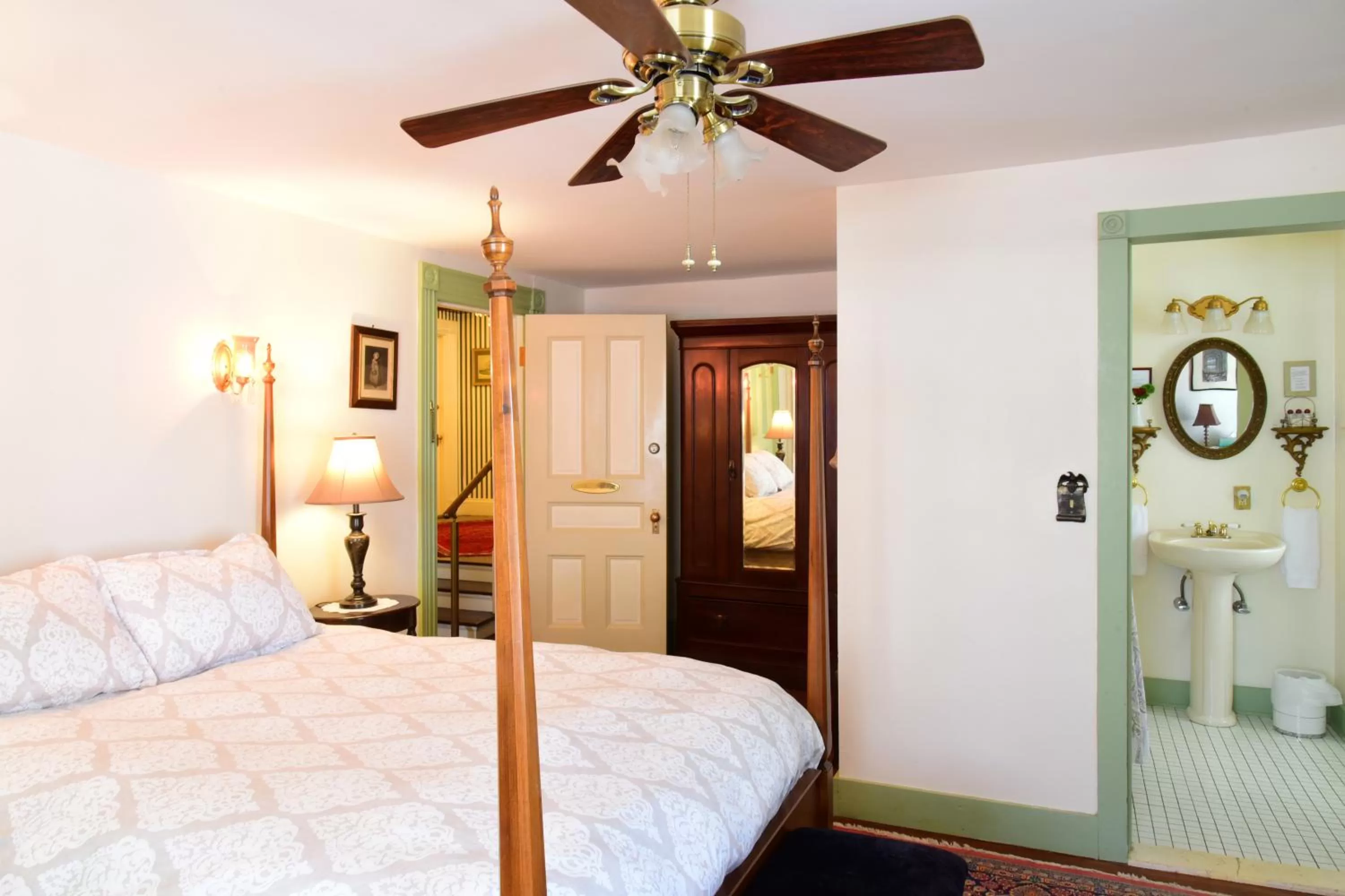 Photo of the whole room, Bed in Wainwright Inn