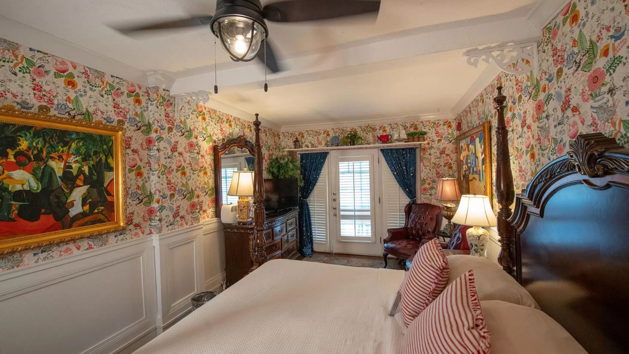 Bed in Casablanca Inn on the Bay