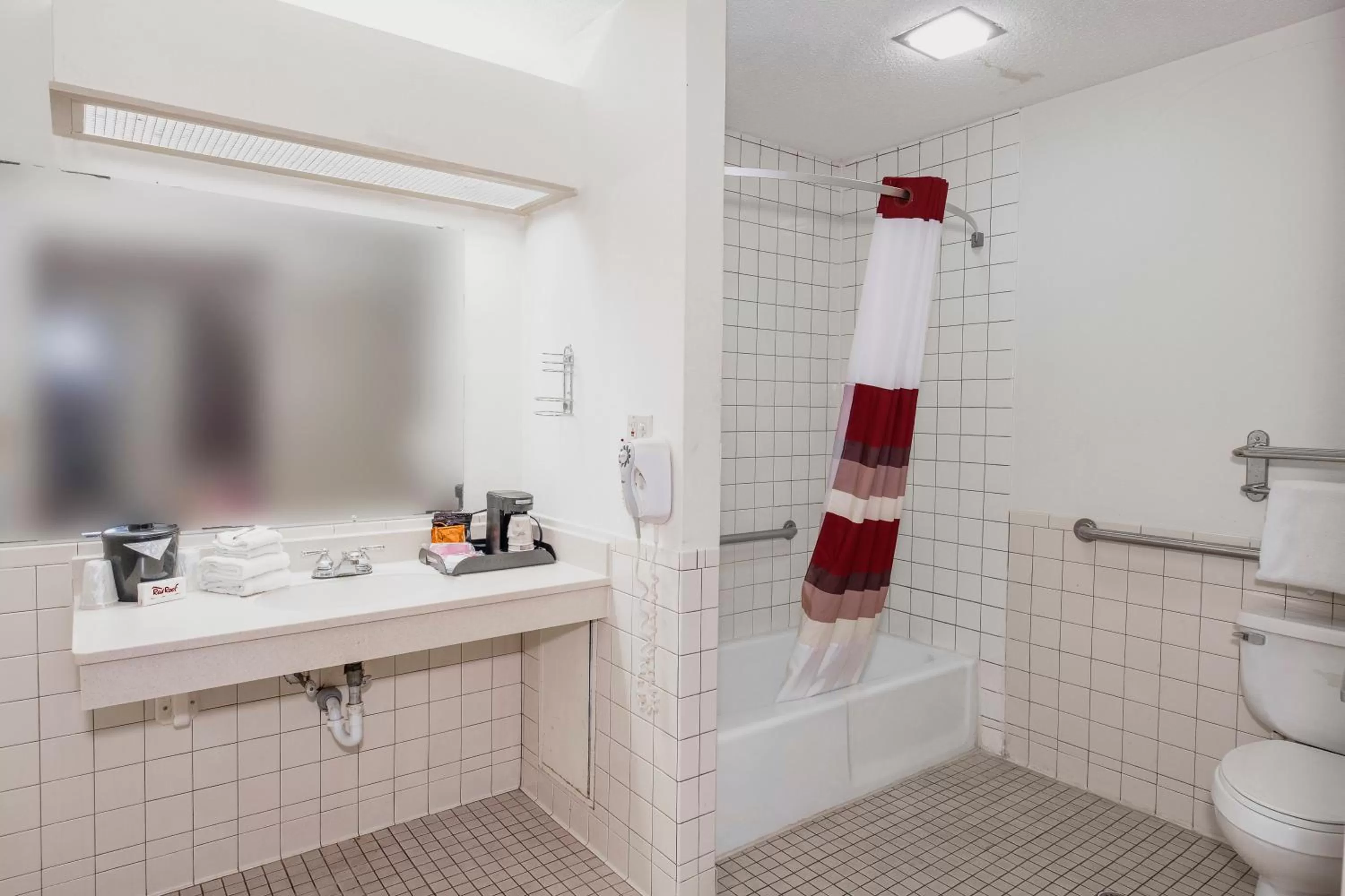 Bathroom in Red Roof Inn Morgan City