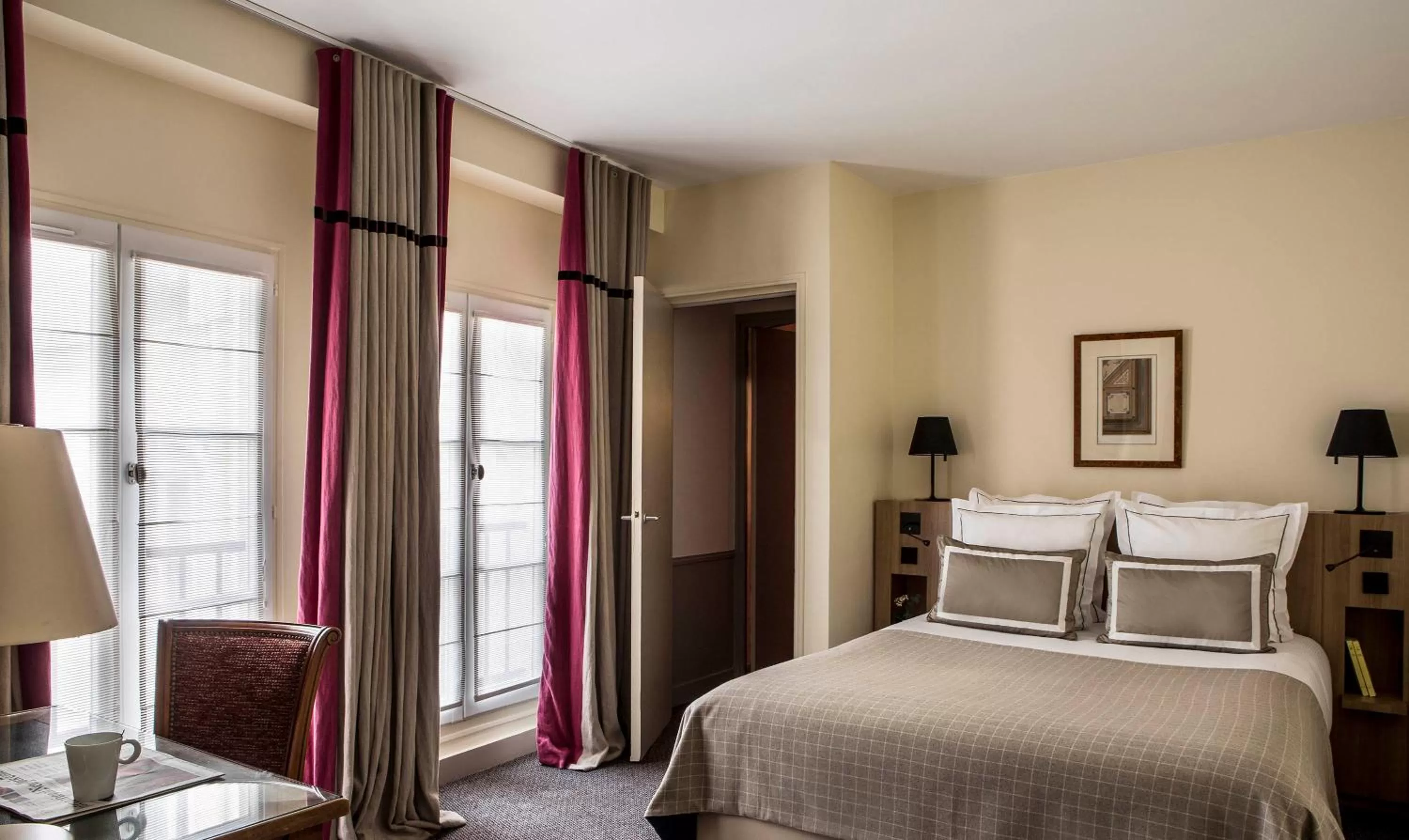 Photo of the whole room, Bed in Hôtel de la Place du Louvre - Esprit de France