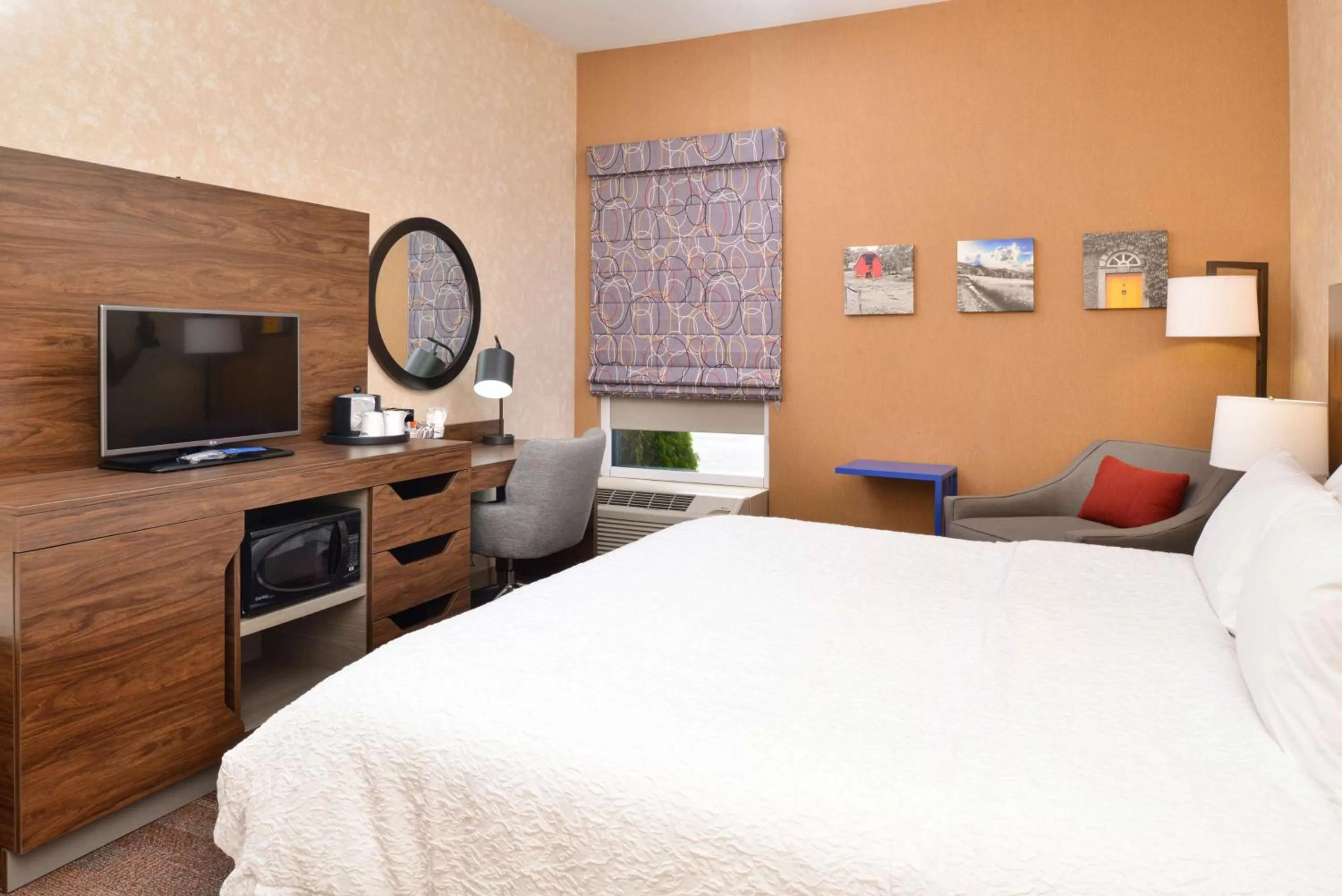 Bedroom, Bed in Hampton Inn Wytheville