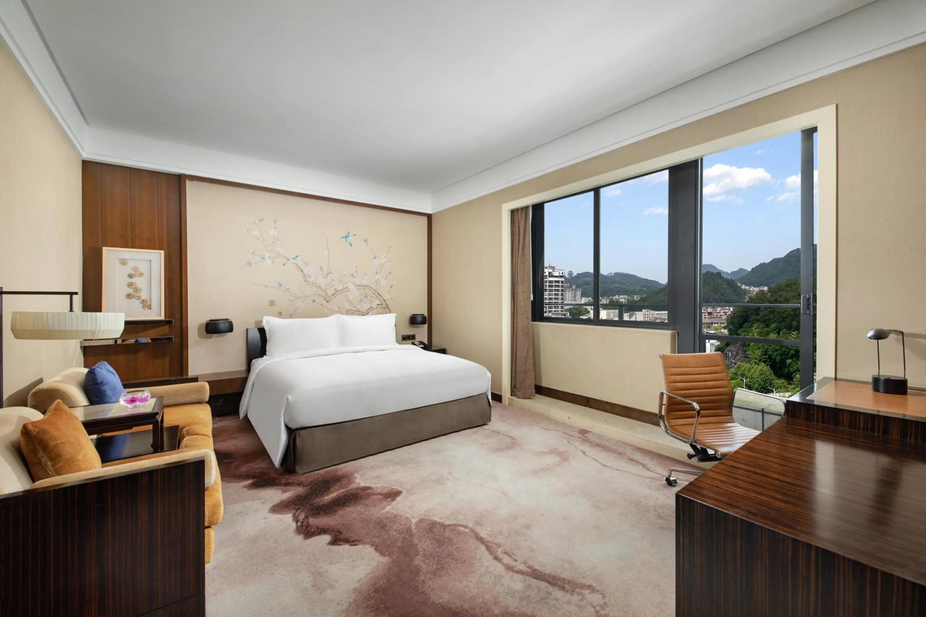 Photo of the whole room, Bed in Crowne Plaza Huangshan Yucheng by IHG